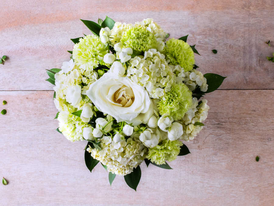 Arranjo de Flores Brancas e Verdes em Vaso com Junco Juana Martinez