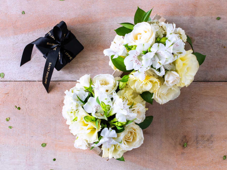 Caixa com Dois Arranjos de Flores Brancas em Vaso com Chocolate