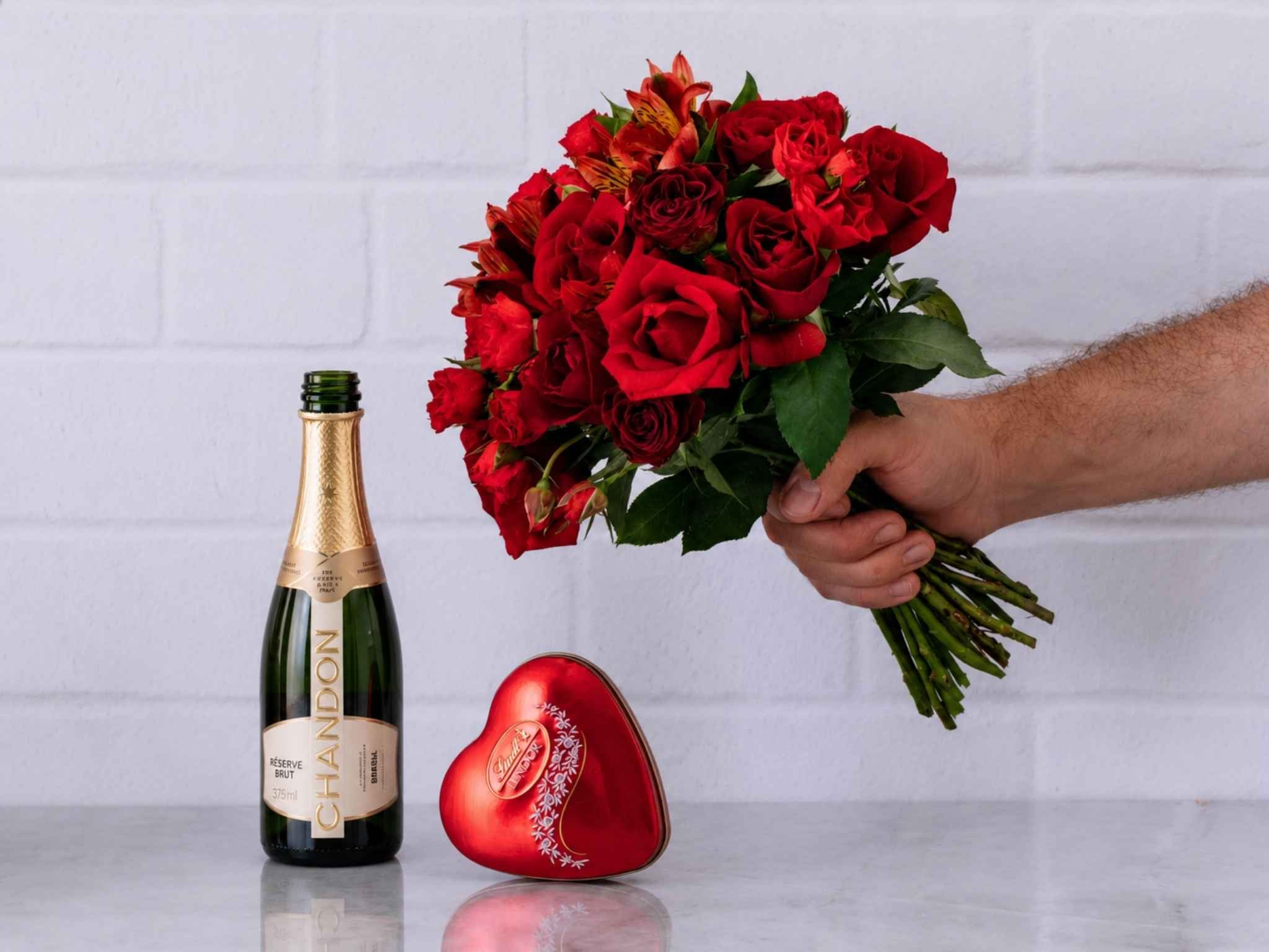 Miss Valentine Buquê de Rosas e Alstroemérias com Chocolate e Espumante