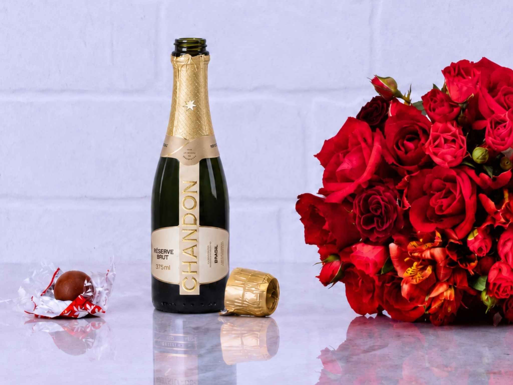 Miss Valentine Buquê de Rosas e Alstroemérias com Chocolate e Espumante