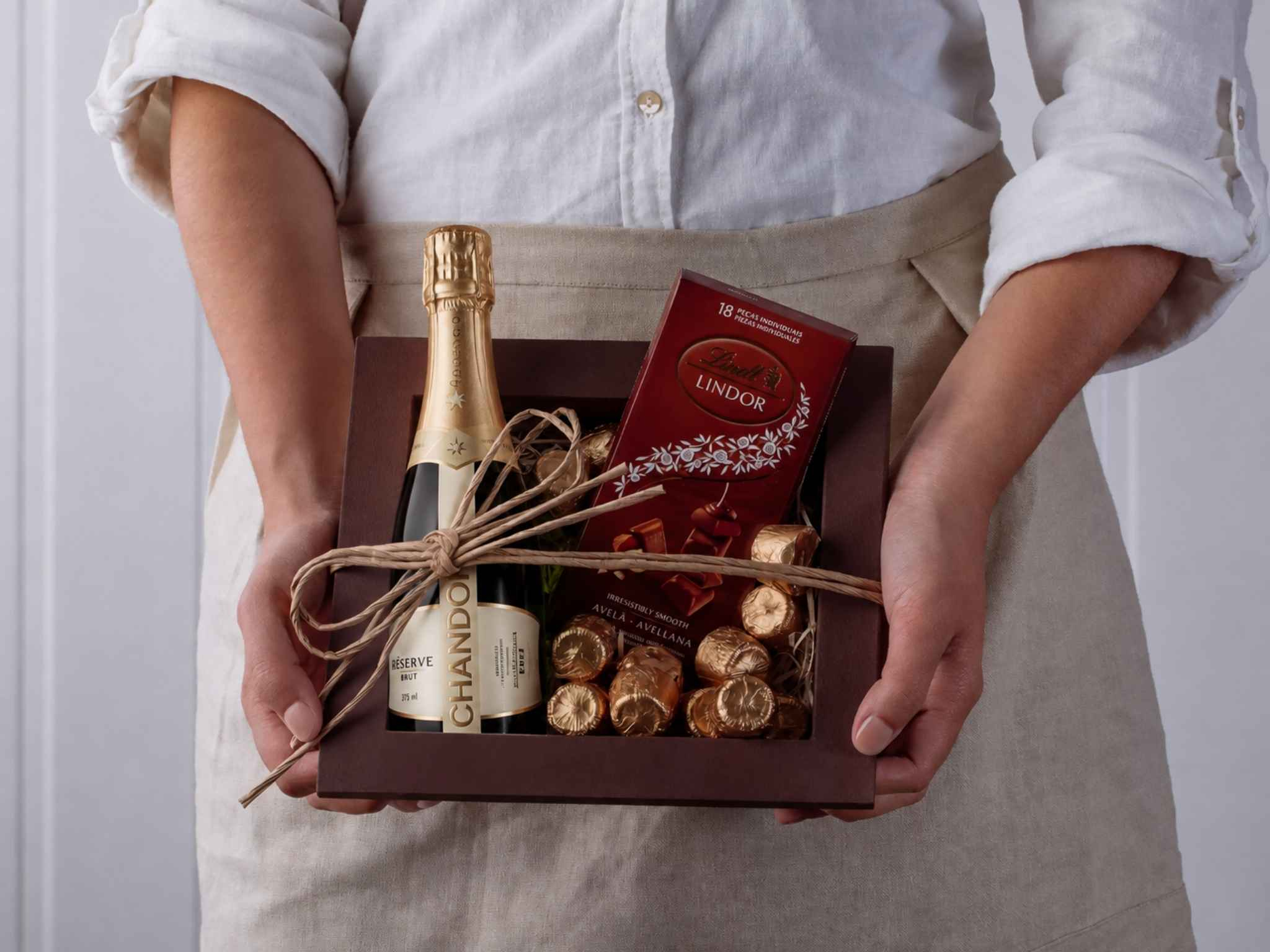Cookies & Cheers Cesta de Presente com Chocolates e Espumante Chandon