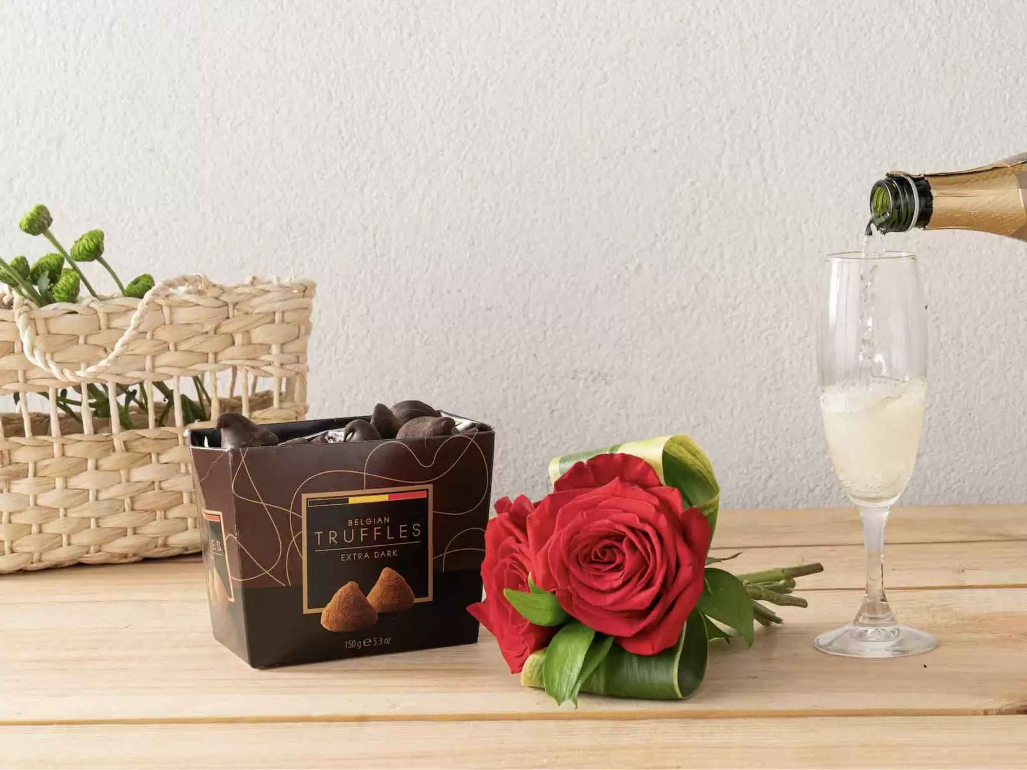 Sempre Rosas Vermelhas, Trufas e Baby Chandon Para Entrega