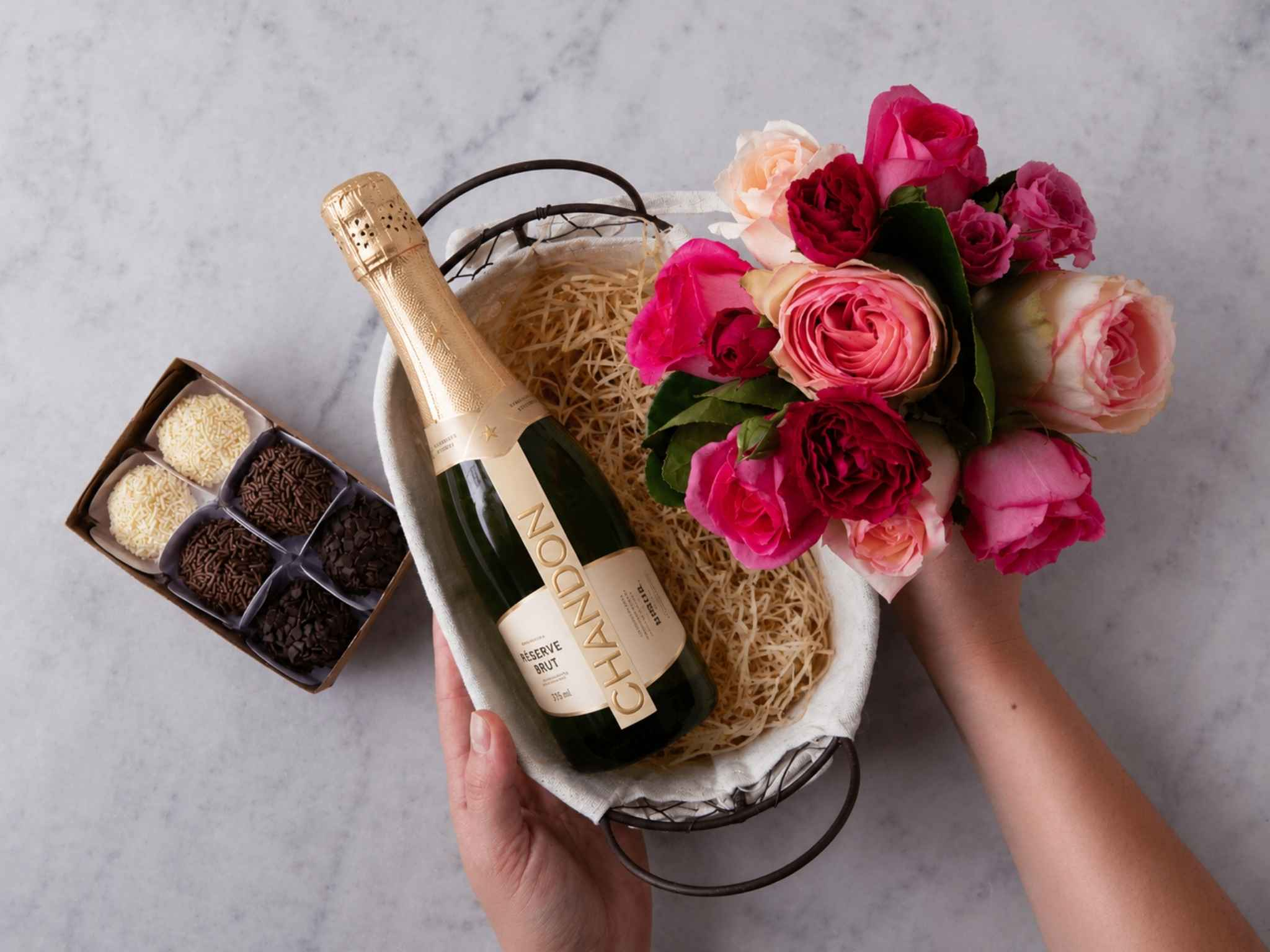 Brigadíssimo de Aniversário - Brigadíssimo Cesta de Presente com Buquê de Rosas, Chandon, Chocolate e Bolo