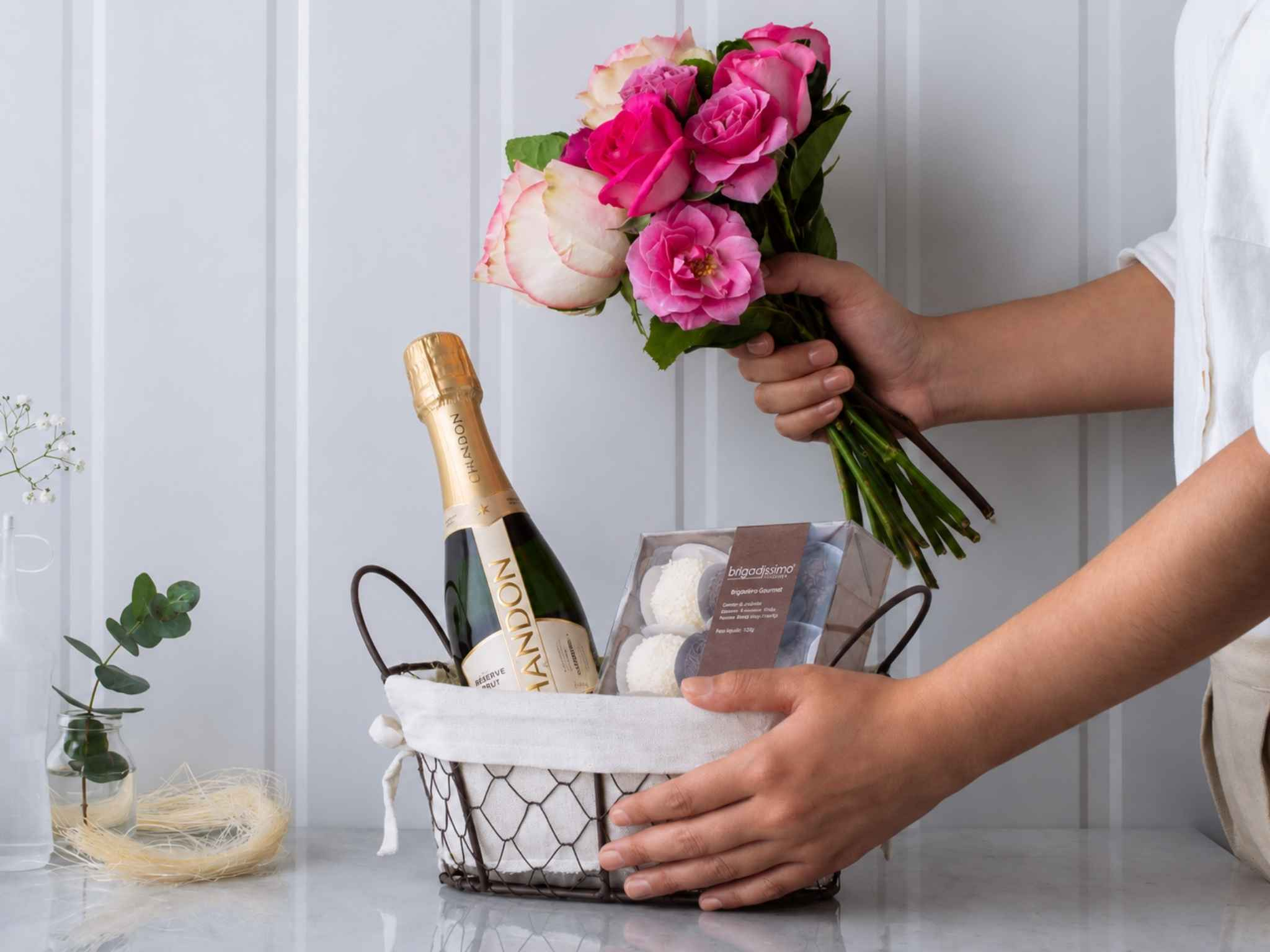 Brigadíssimo de Aniversário - Brigadíssimo Cesta de Presente com Buquê de Rosas, Chandon, Chocolate e Bolo