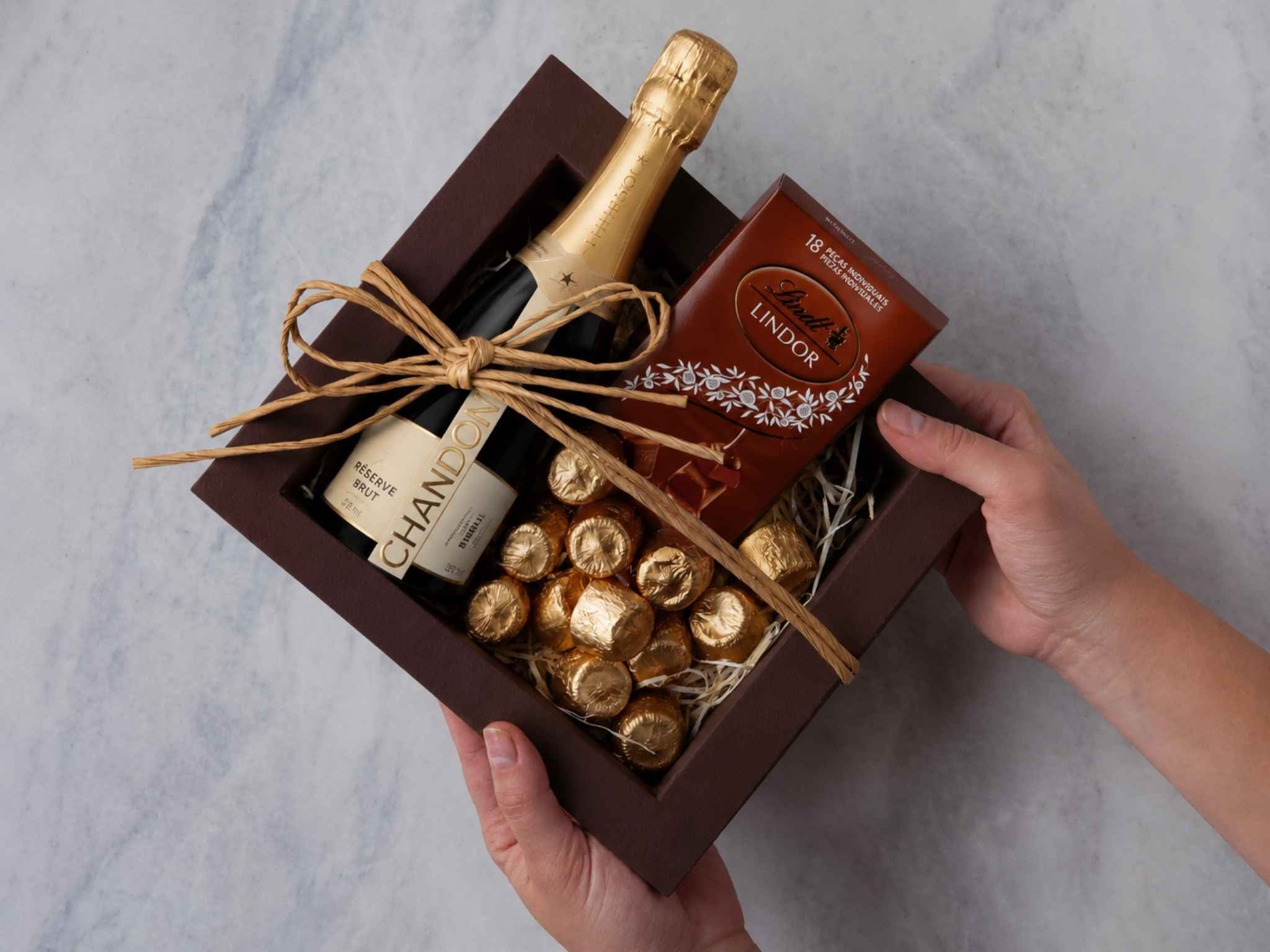 Cookies & Cheers Cesta de Presente com Chocolates e Espumante Chandon