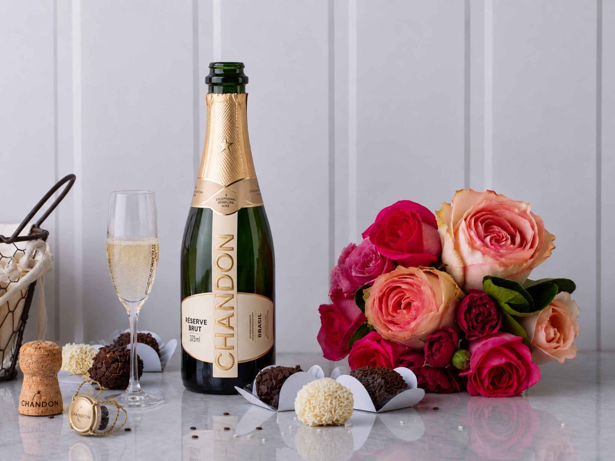 Brigadíssimo de Aniversário - Brigadíssimo Cesta de Presente com Buquê de Rosas, Chandon, Chocolate e Bolo