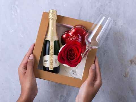 Caixa com Rosa, Espumante Chandon, Chocolate Lindt e Taça de Vidro