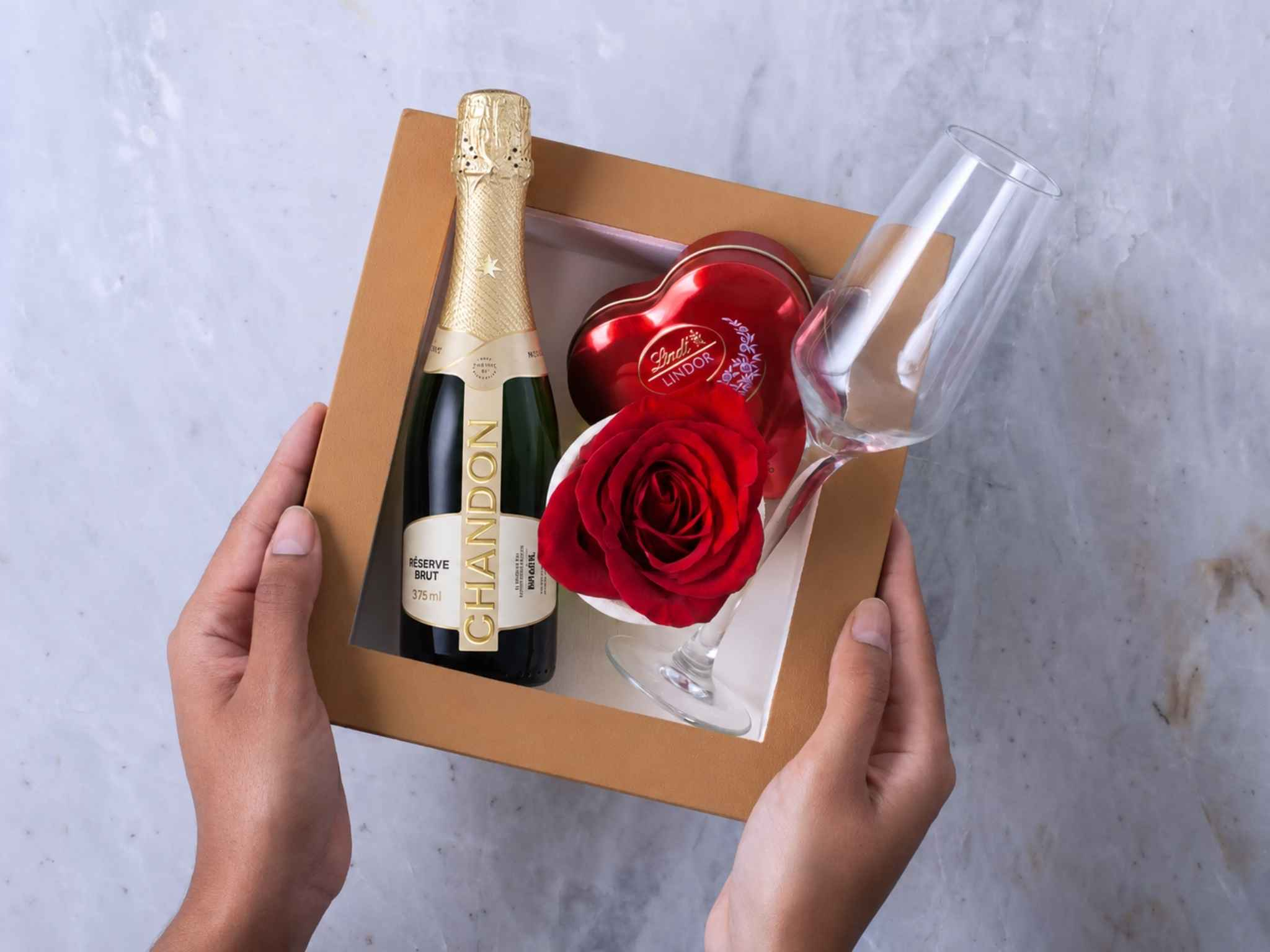 Caixa com Rosa, Espumante Chandon, Chocolate Lindt e Taça de Vidro