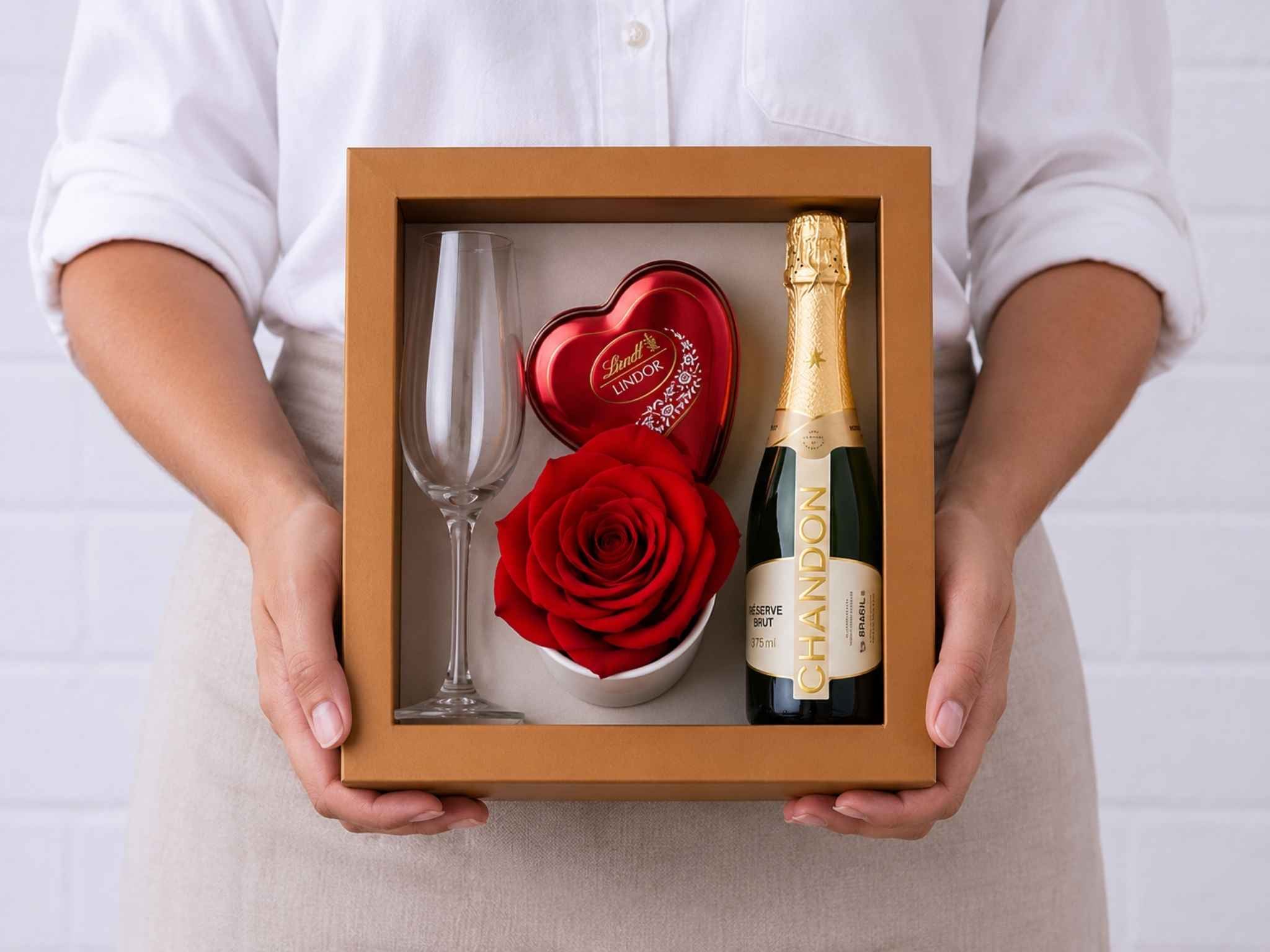 Caixa com Rosa, Espumante Chandon, Chocolate Lindt e Taça de Vidro
