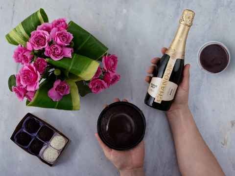 Cesta com Buquê de Rosas, Chandon, Brigadeiro e Bolo de Chocolate Cesta com Buquê de Rosas, Chandon, Brigadeiro e Bolo de Chocolate