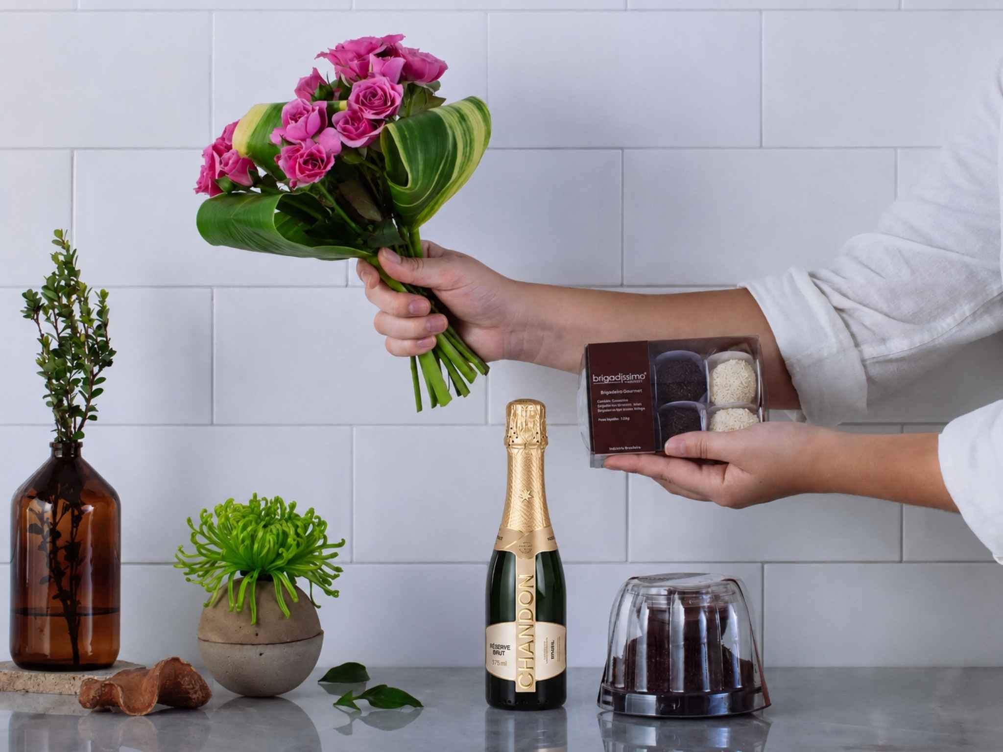 Parabéns Completo - Brigadíssimo Cesta com Buquê de Rosas, Chandon, Brigadeiro e Bolo de Chocolate