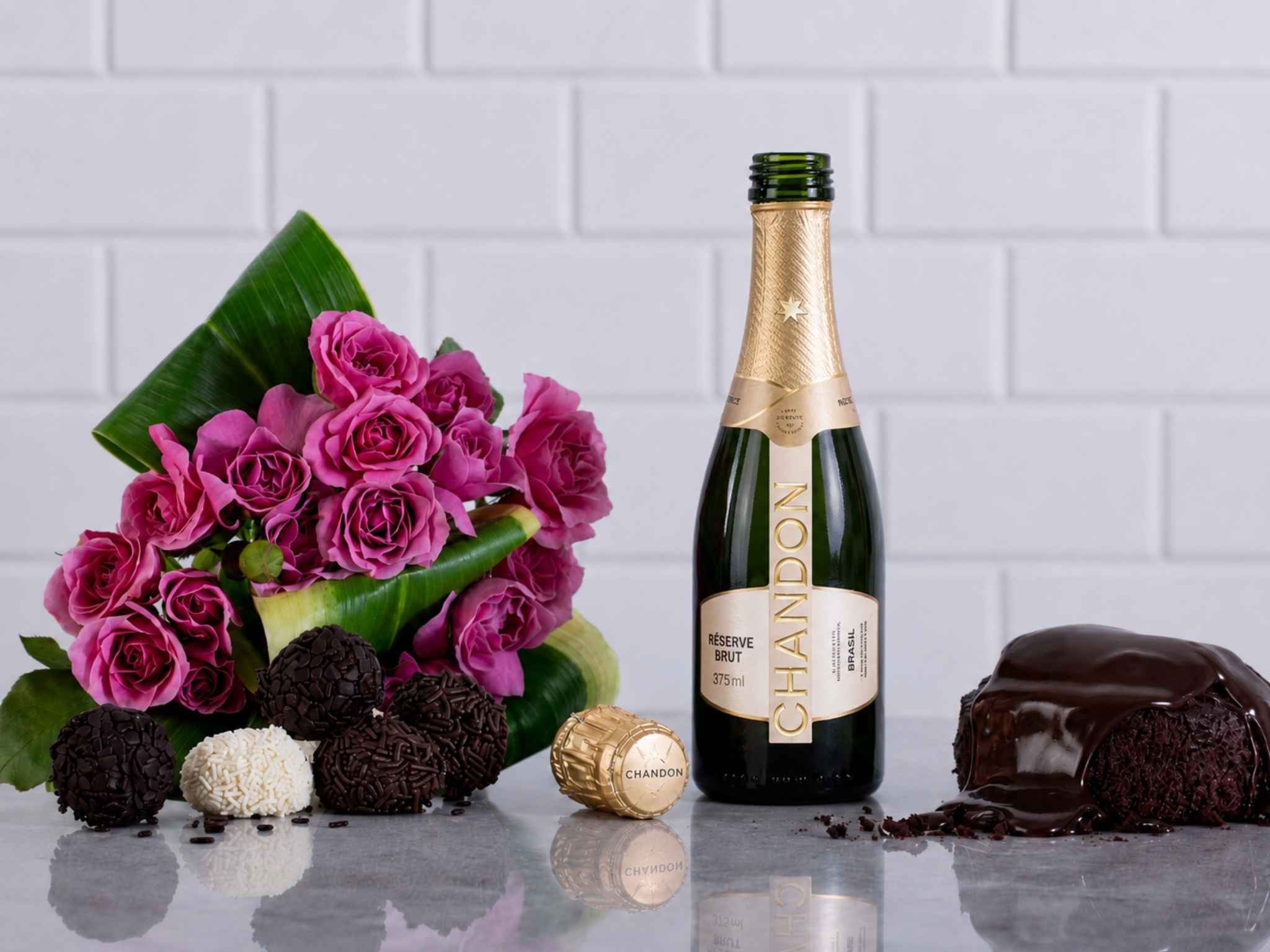 Parabéns Completo - Brigadíssimo Cesta com Buquê de Rosas, Chandon, Brigadeiro e Bolo de Chocolate