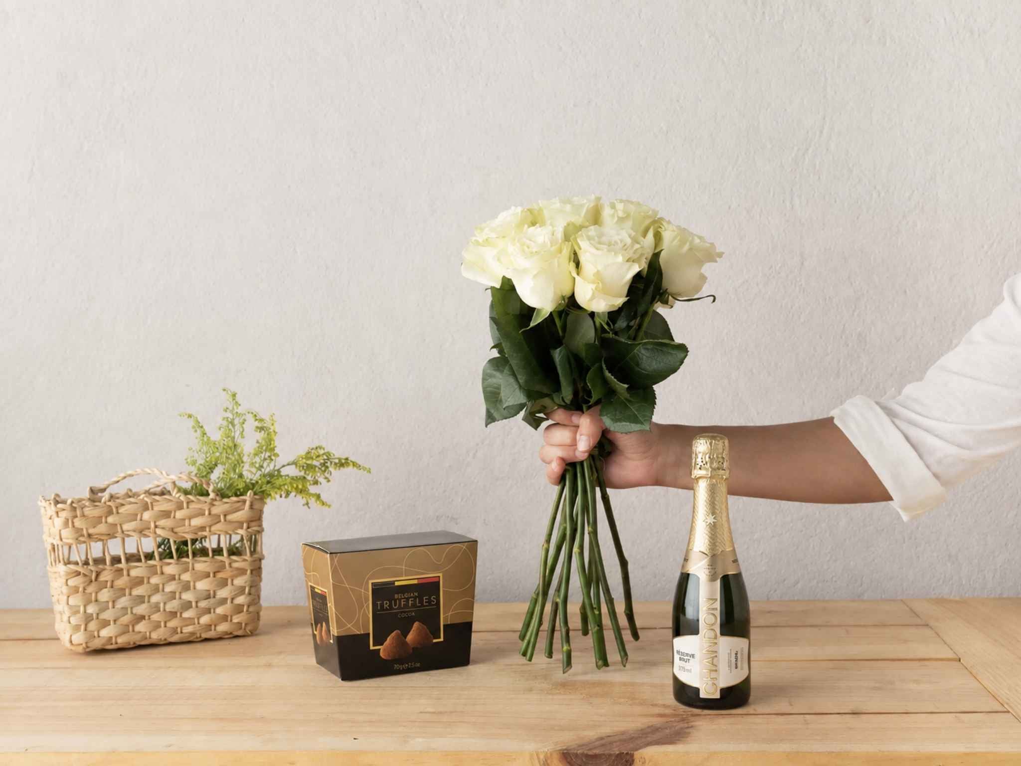 10 Rosas Brancas, Trufas e Chandon 10 Rosas Brancas, Trufas e Chandon Para Entrega