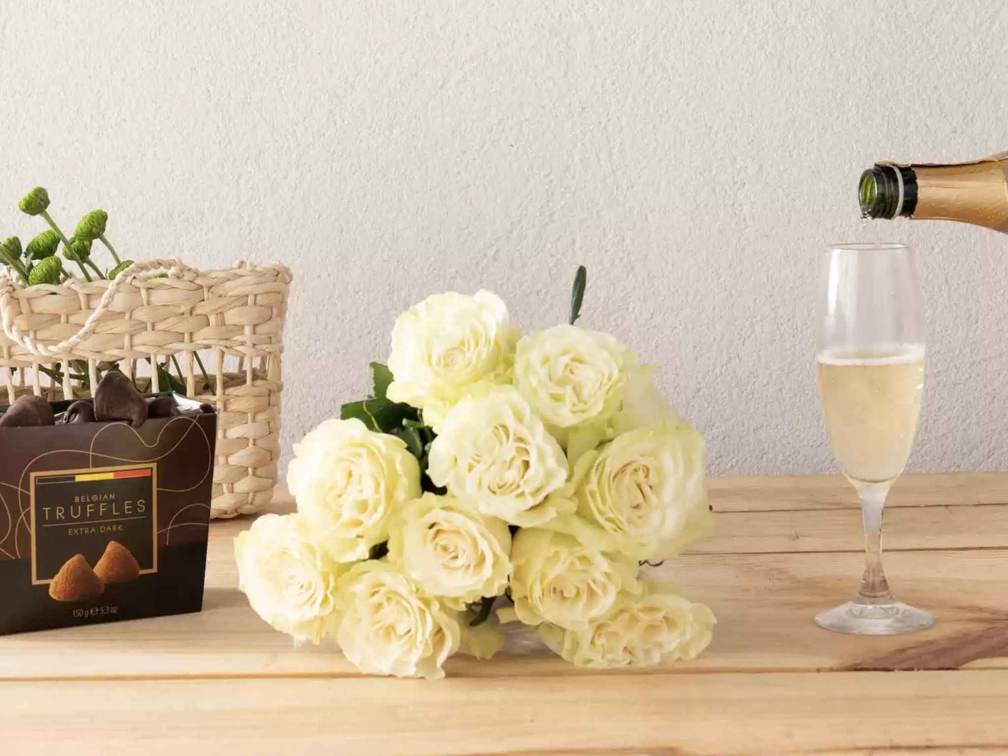 10 Rosas Brancas, Trufas e Chandon 10 Rosas Brancas, Trufas e Chandon Para Entrega