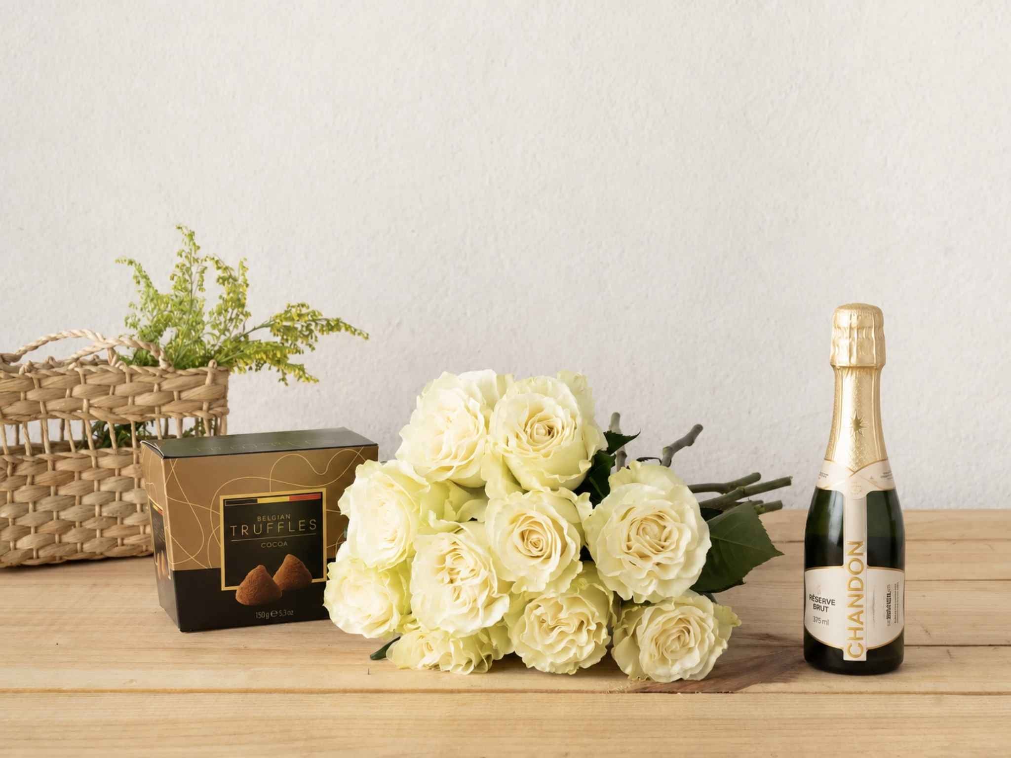 10 Rosas Brancas, Trufas e Chandon 10 Rosas Brancas, Trufas e Chandon Para Entrega