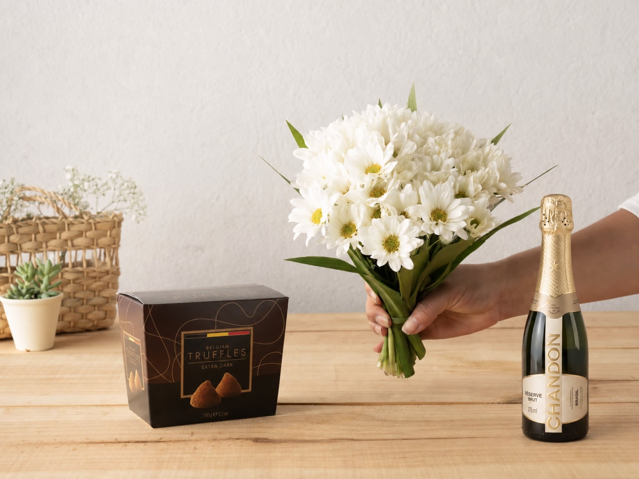 Buquê de Margaridinhas, Trufas e Chandon Buquê de Margaridinhas, Trufas e Chandon Para Entrega