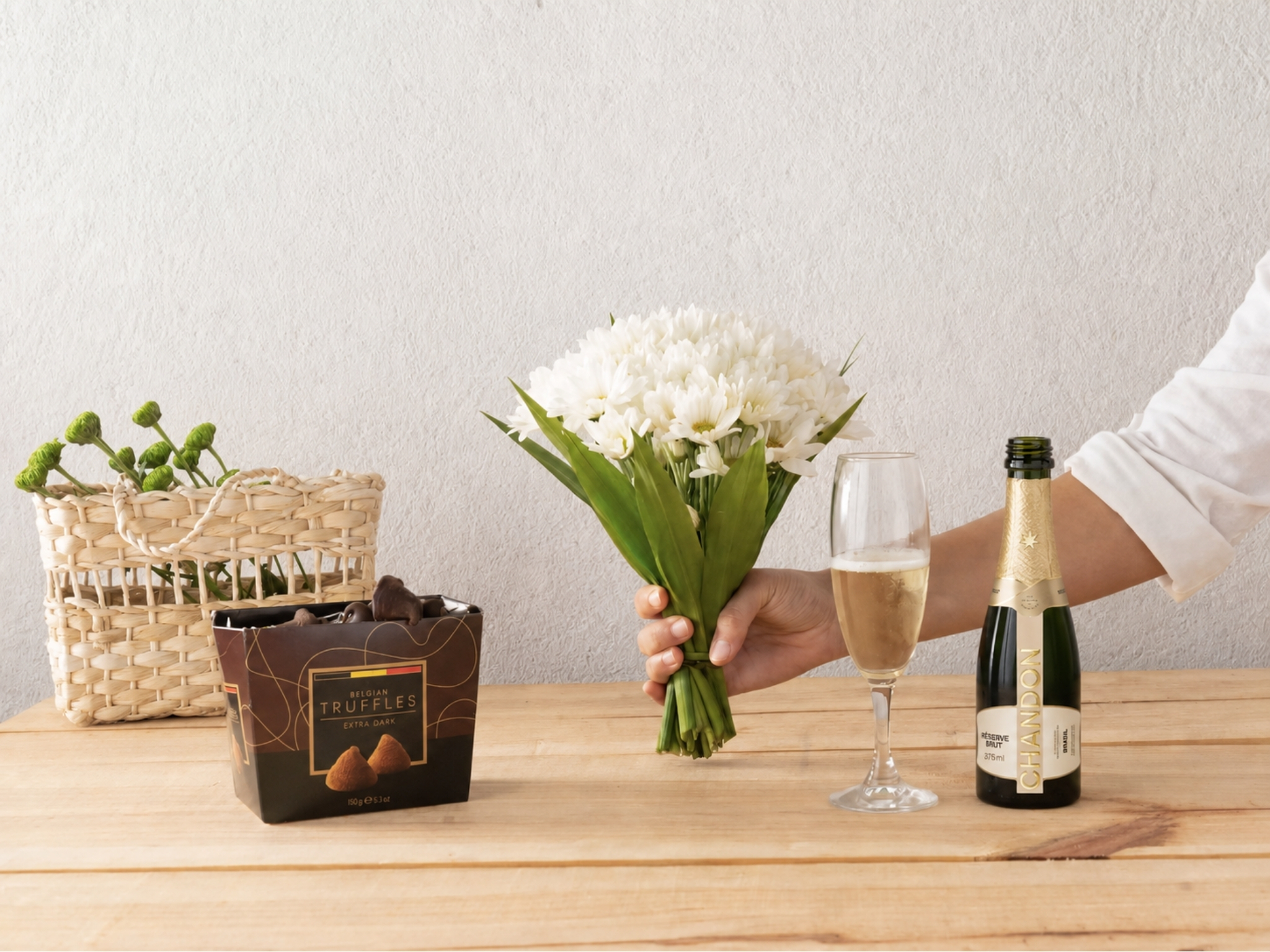 Buquê de Margaridinhas, Trufas e Chandon Buquê de Margaridinhas, Trufas e Chandon Para Entrega
