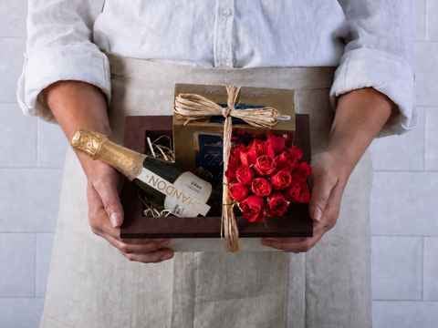 Cesta com Rosas, Espumante Chandon e Trufas de Chocolate Cesta com Rosas, Espumante Chandon e Trufas de Chocolate
