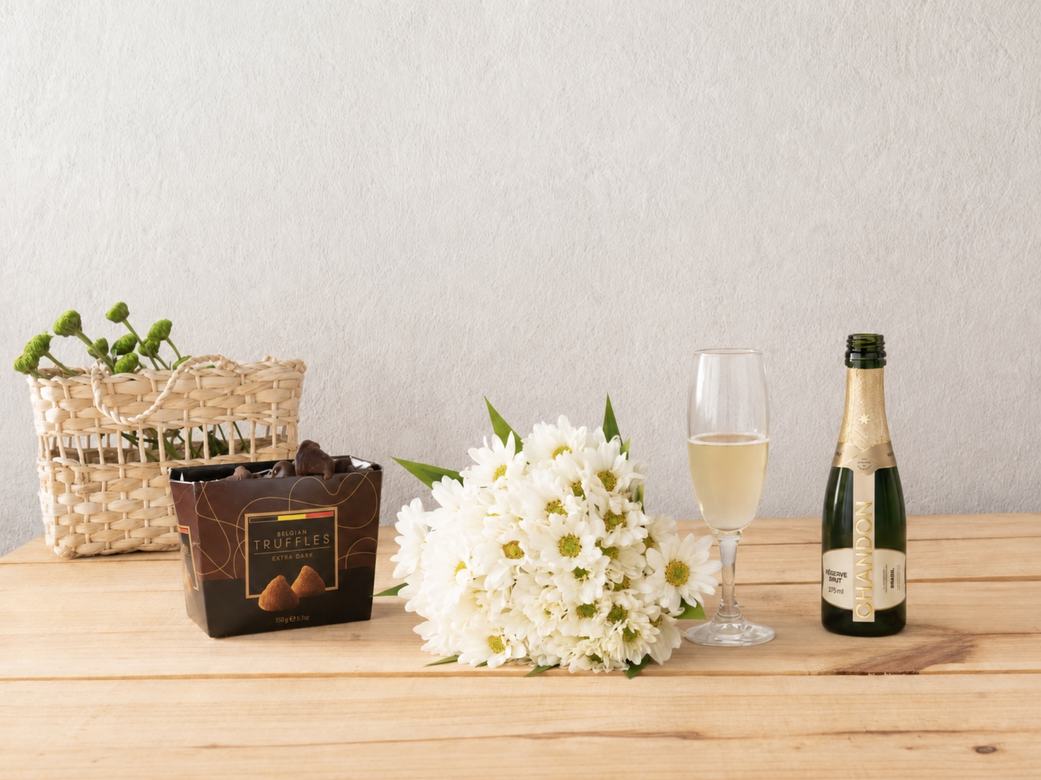 Buquê de Margaridinhas, Trufas e Chandon Buquê de Margaridinhas, Trufas e Chandon Para Entrega