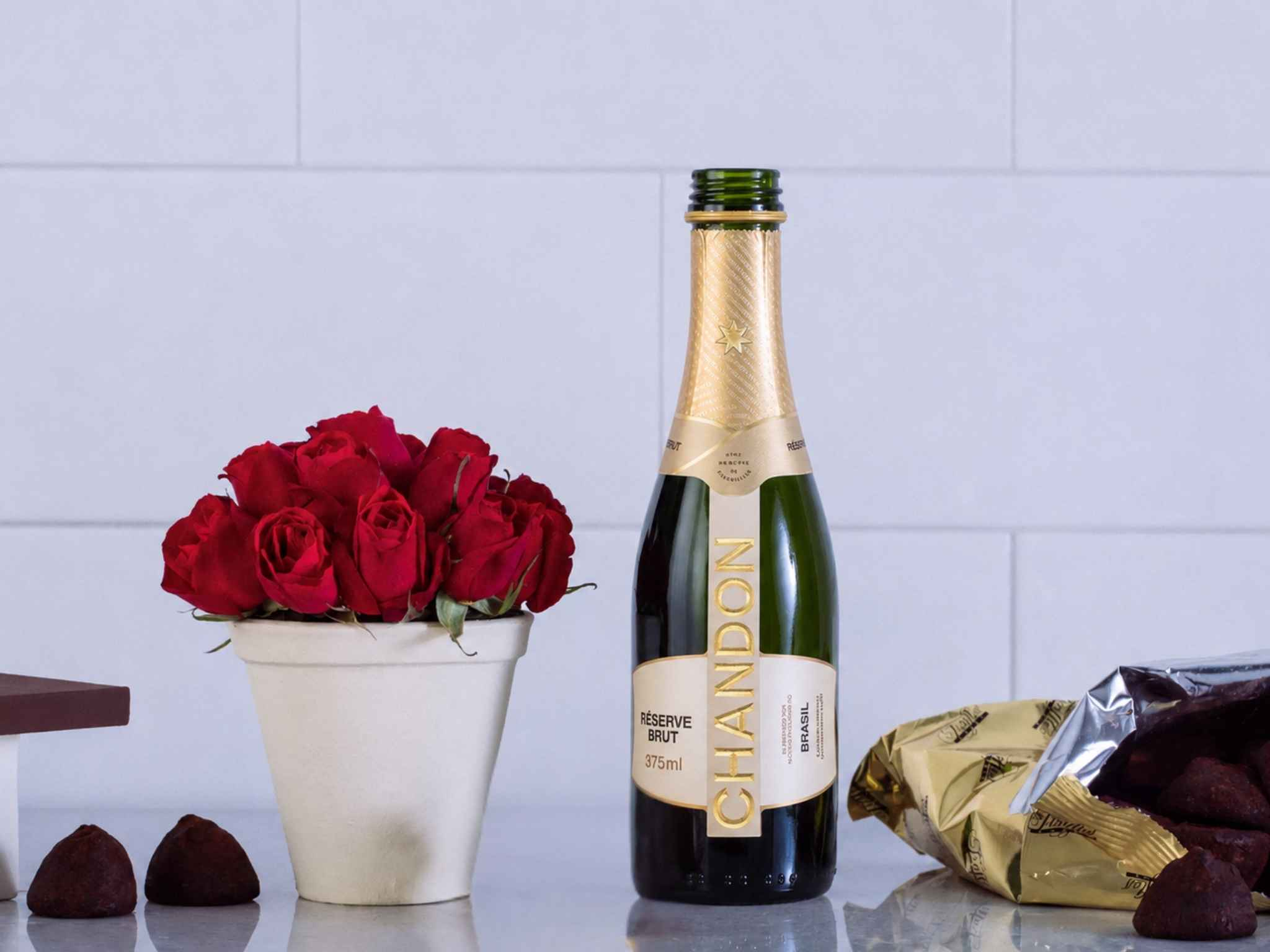 Cesta com Rosas, Espumante Chandon e Trufas de Chocolate
