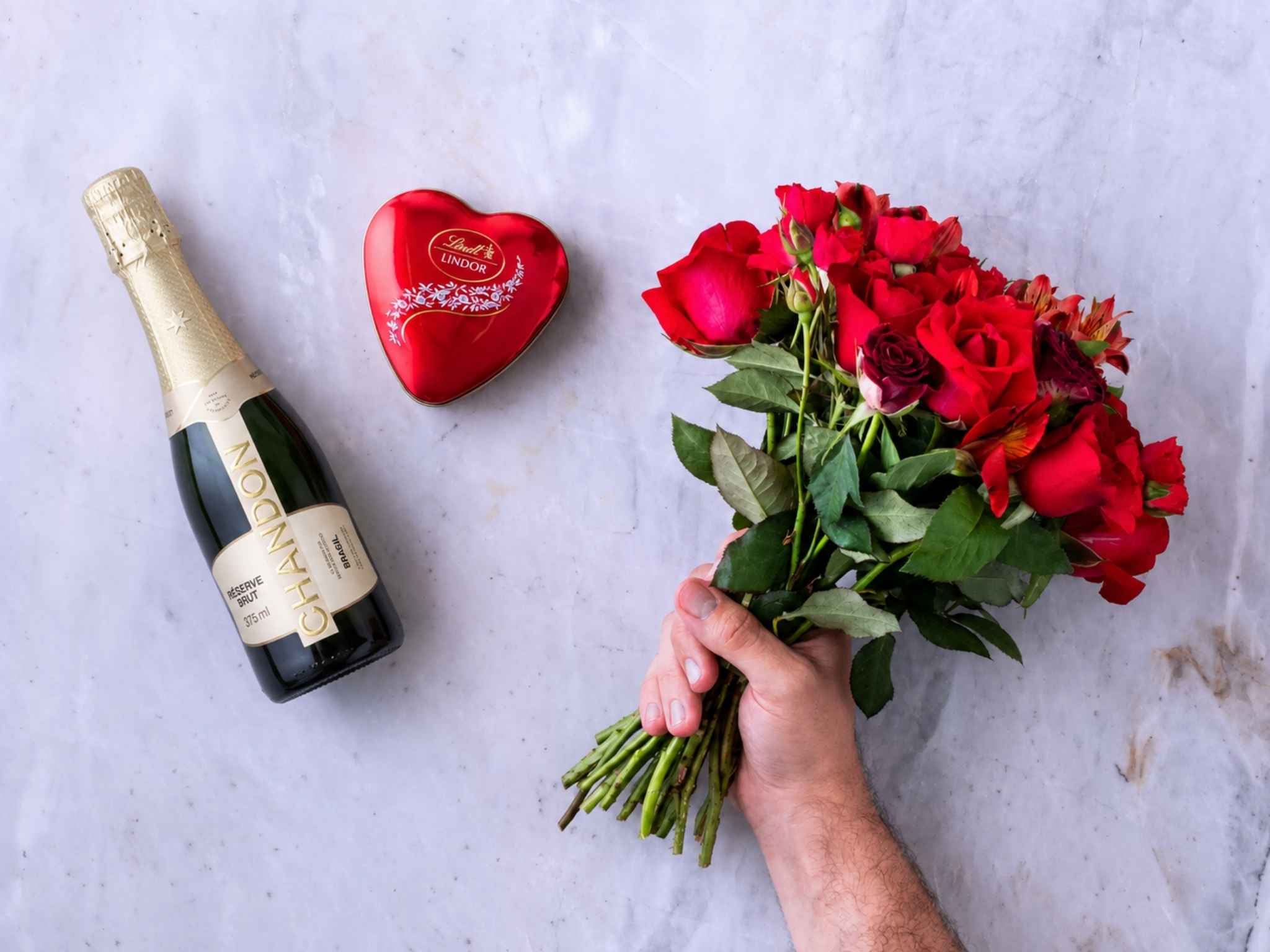 Miss Valentine Buquê de Rosas e Alstroemérias com Chocolate e Espumante