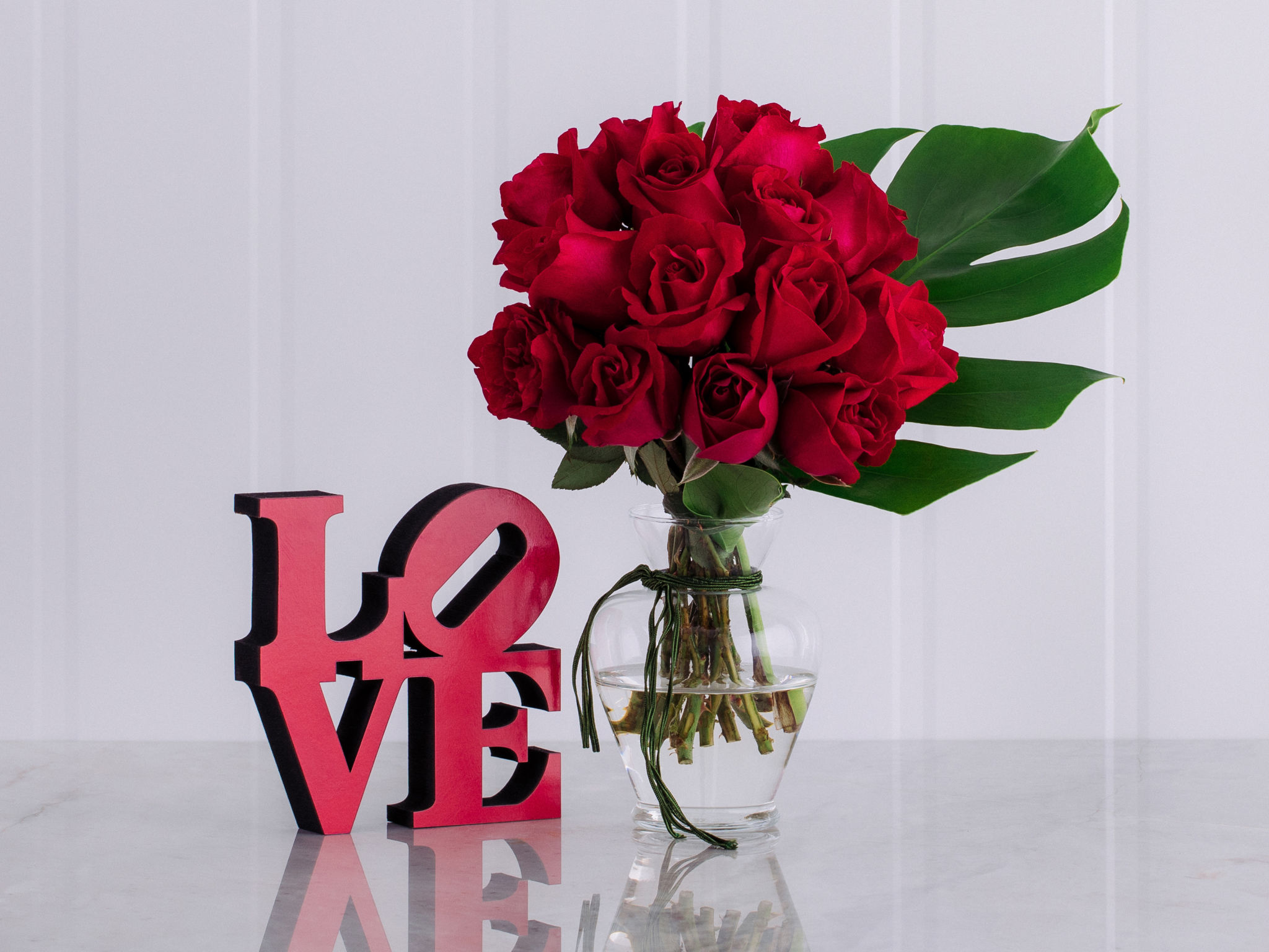 Arranjo de 10 Rosas Vermelhas em Vaso com Quadro LOVE