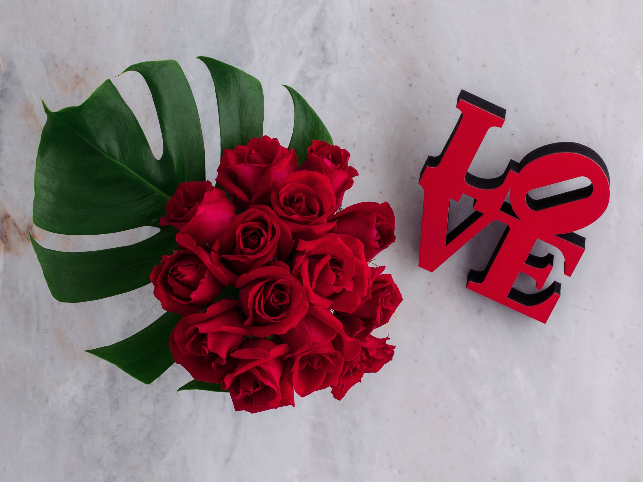 Love Is in The Air Arranjo de 5 Rosas Vermelhas em Vaso com Quadro LOVE
