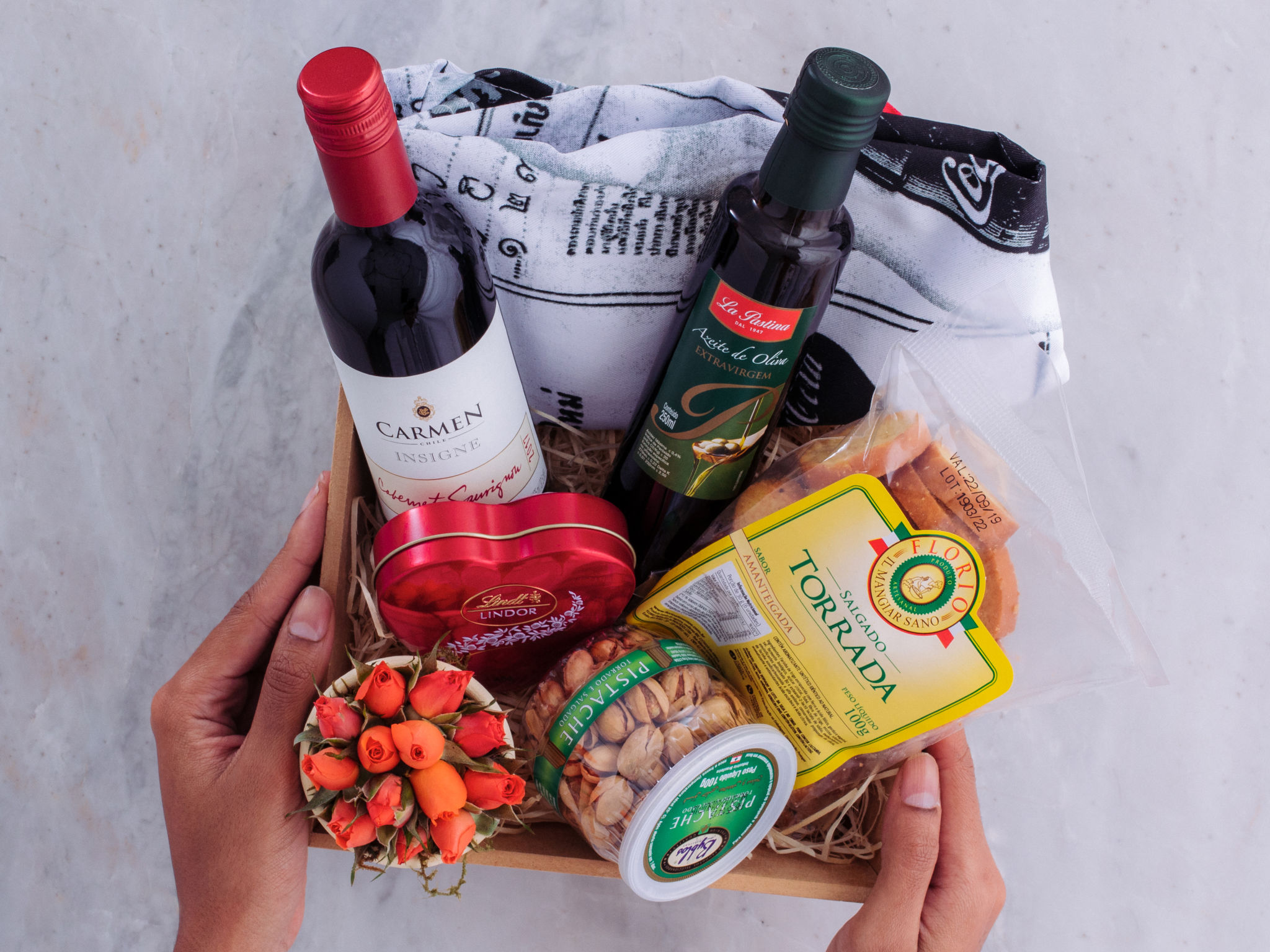 Cesta gourmet Cesta Gourmet com Rosas, Petiscos e Vinho
