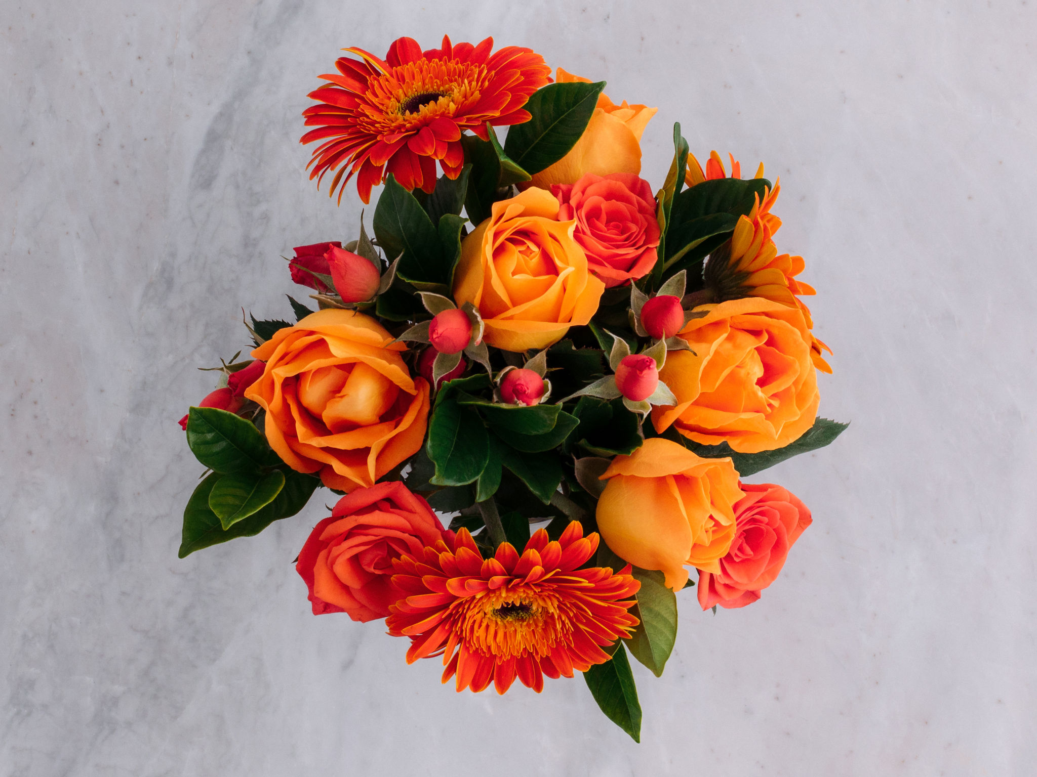 Arranjo de Rosas e Gérberas Laranjas em Vaso com Folhagens