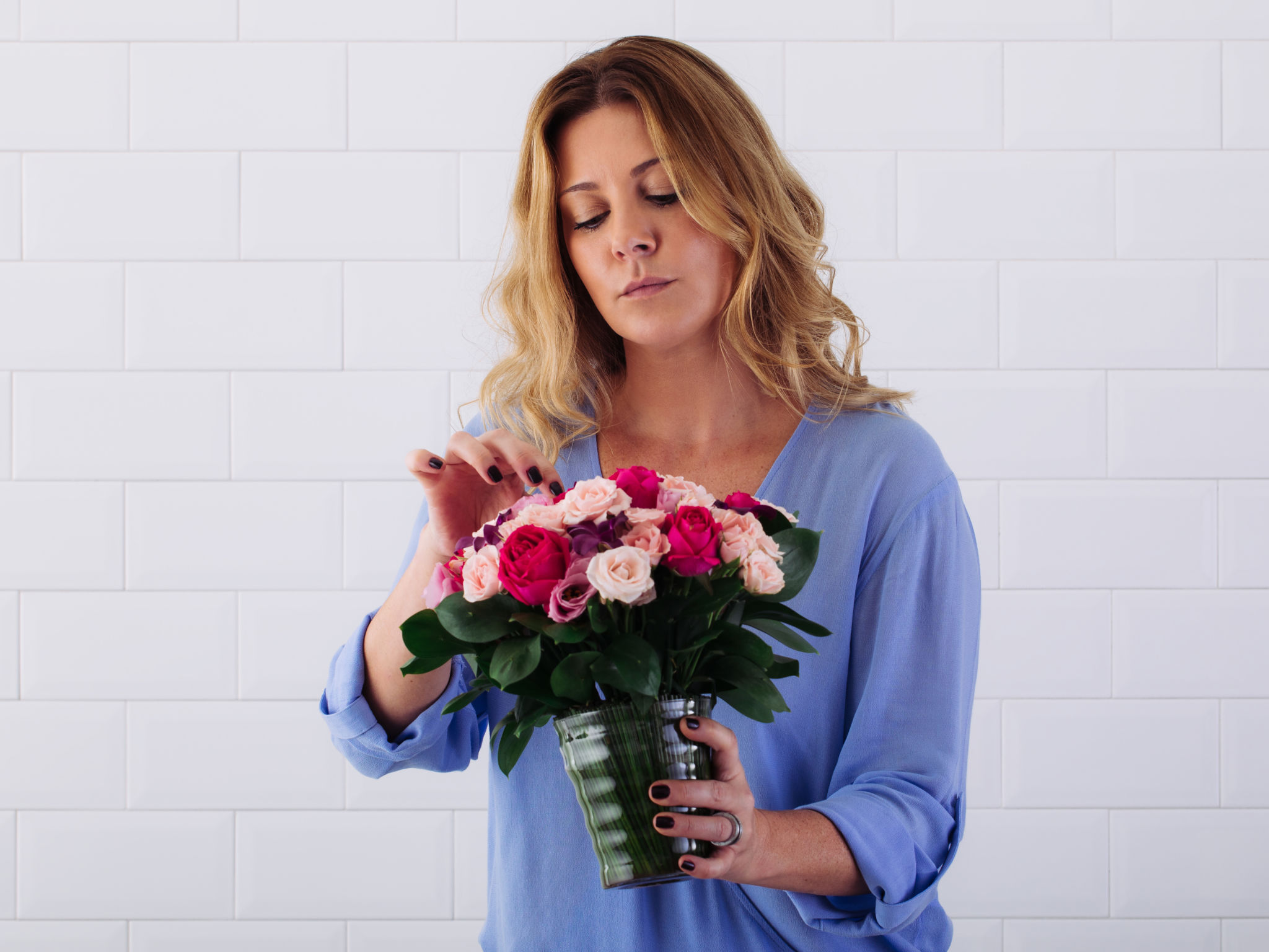 Arranjo de Rosas, Lisianthus e Orquídea Lilás em Vaso com Junco - Juana Martinez