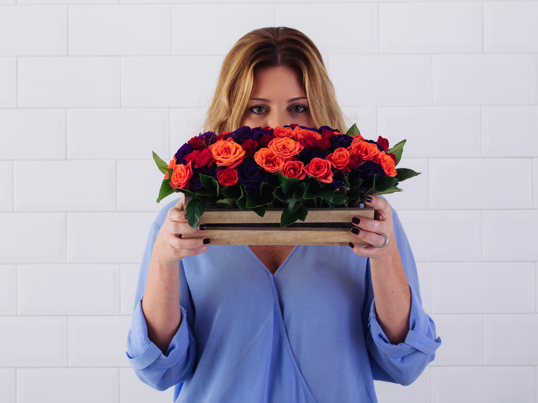 Arranjo de Rosas e Lisianthus em Base de Madeira - Juana Martinez