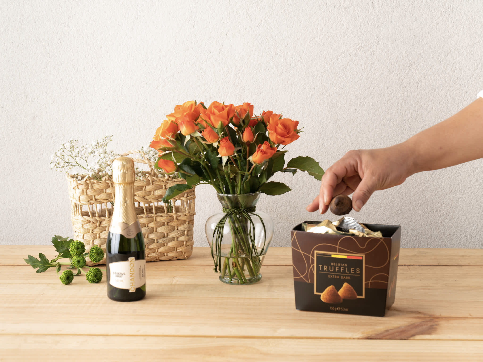 Flor de Canto Laranja, Trufas e Baby Chandon Para Entrega