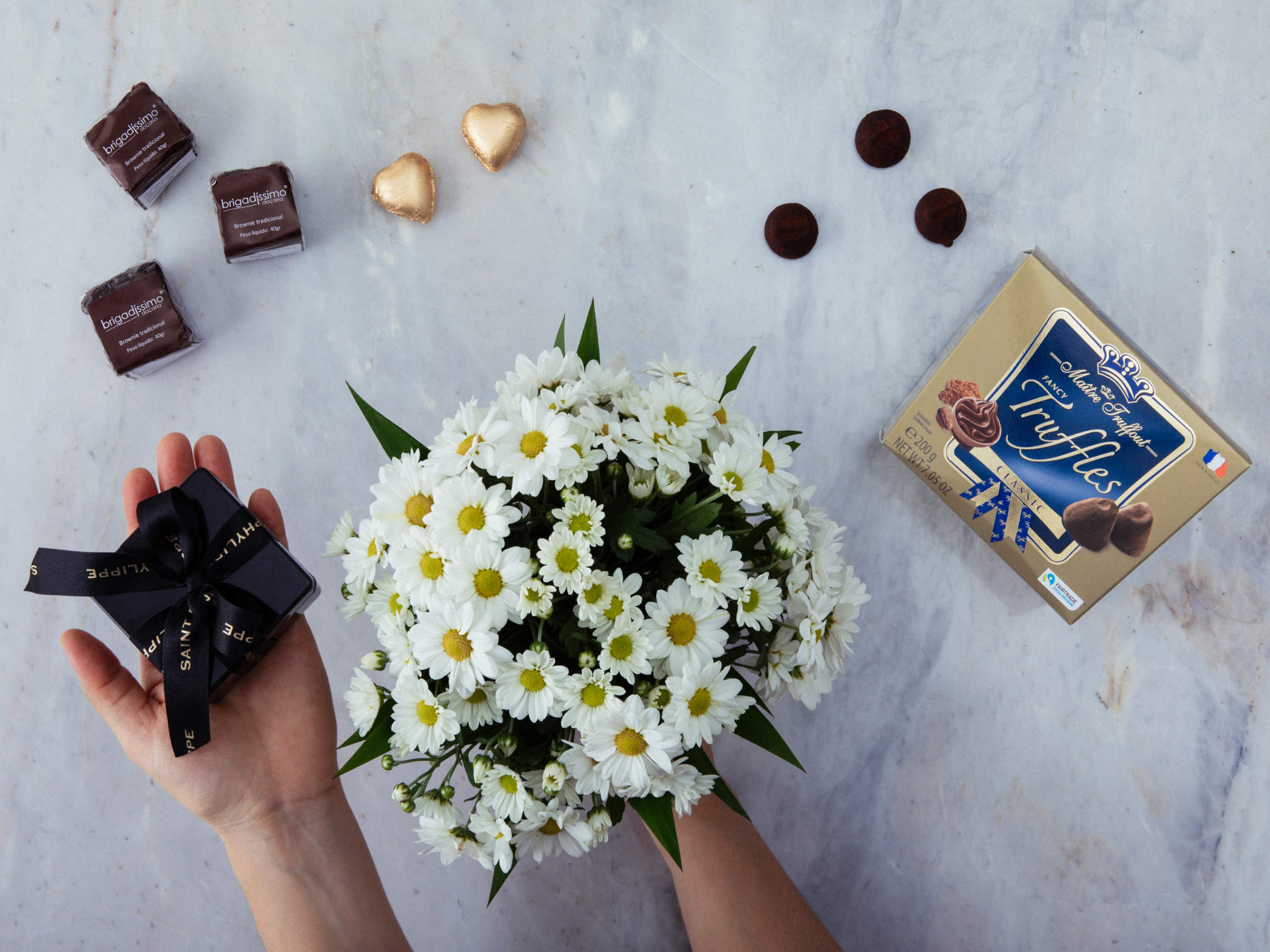 Cesta de Presente com Buquê de Margaridas e Chocolate