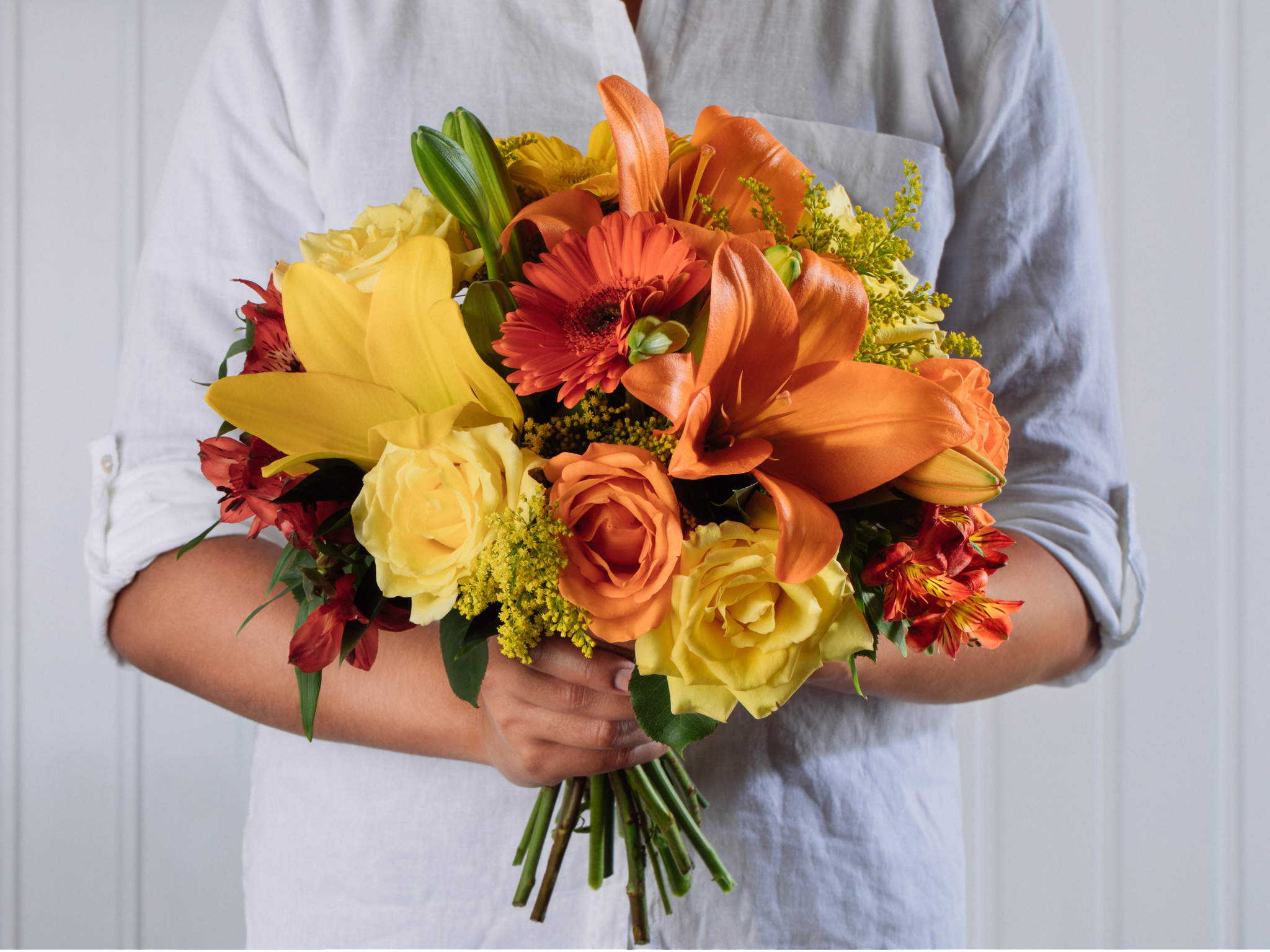 Buquê Colorido de Rosas, Alstroemérias, Gérberas e Lírios