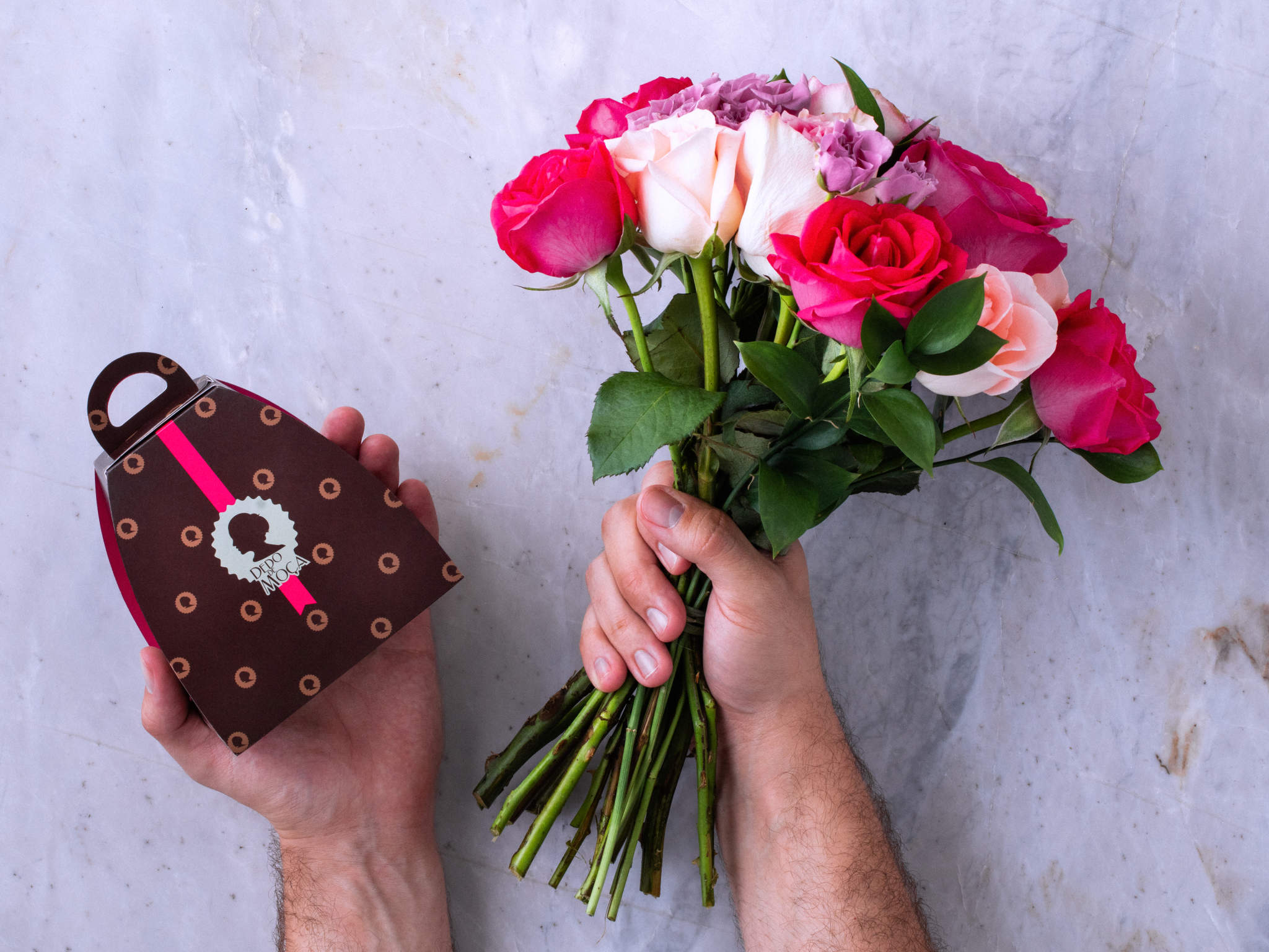 Cesta de Presente com Buquê de Rosas e Cupcake de Chocolate