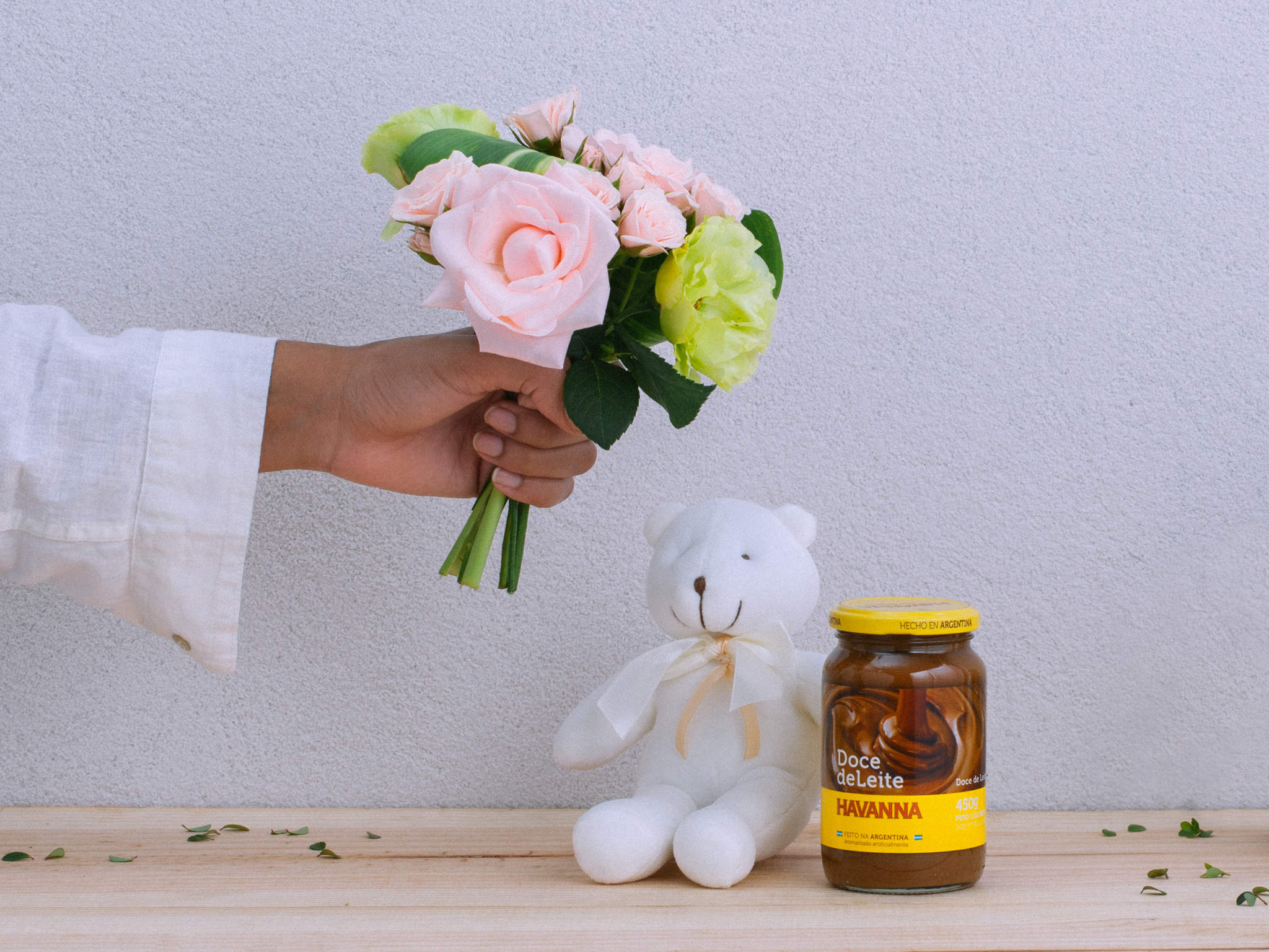 Super Carinhoso Cesta com Buquê de Flores e Pelúcia com Doce de Leite Havanna