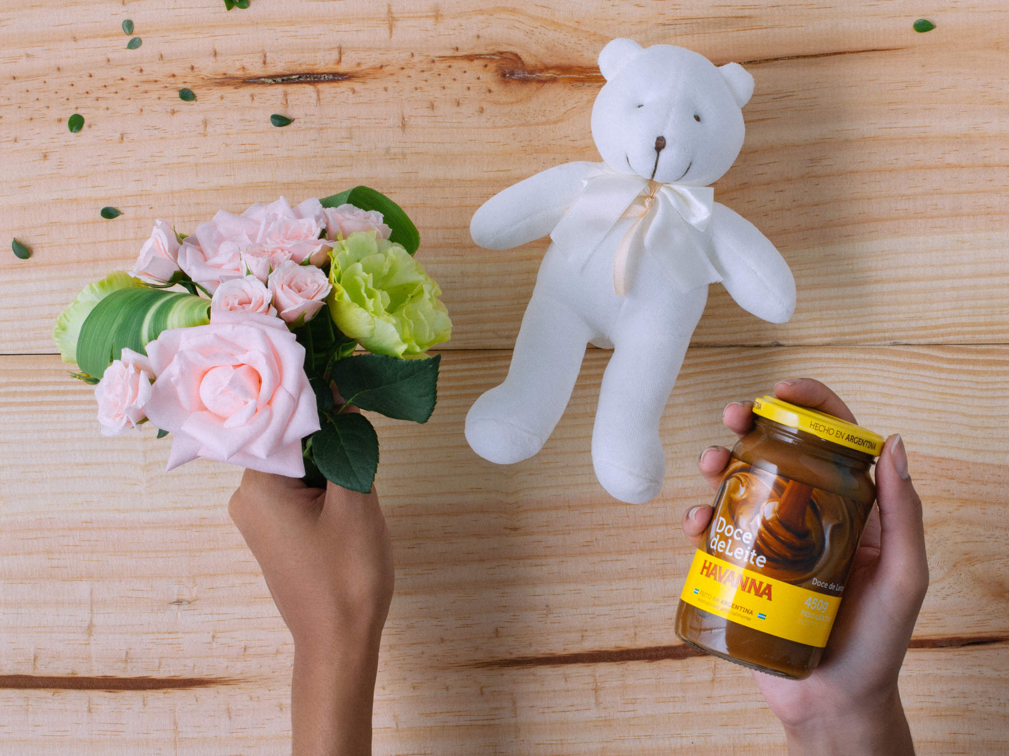 Super Carinhoso Cesta com Buquê de Flores e Pelúcia com Doce de Leite Havanna