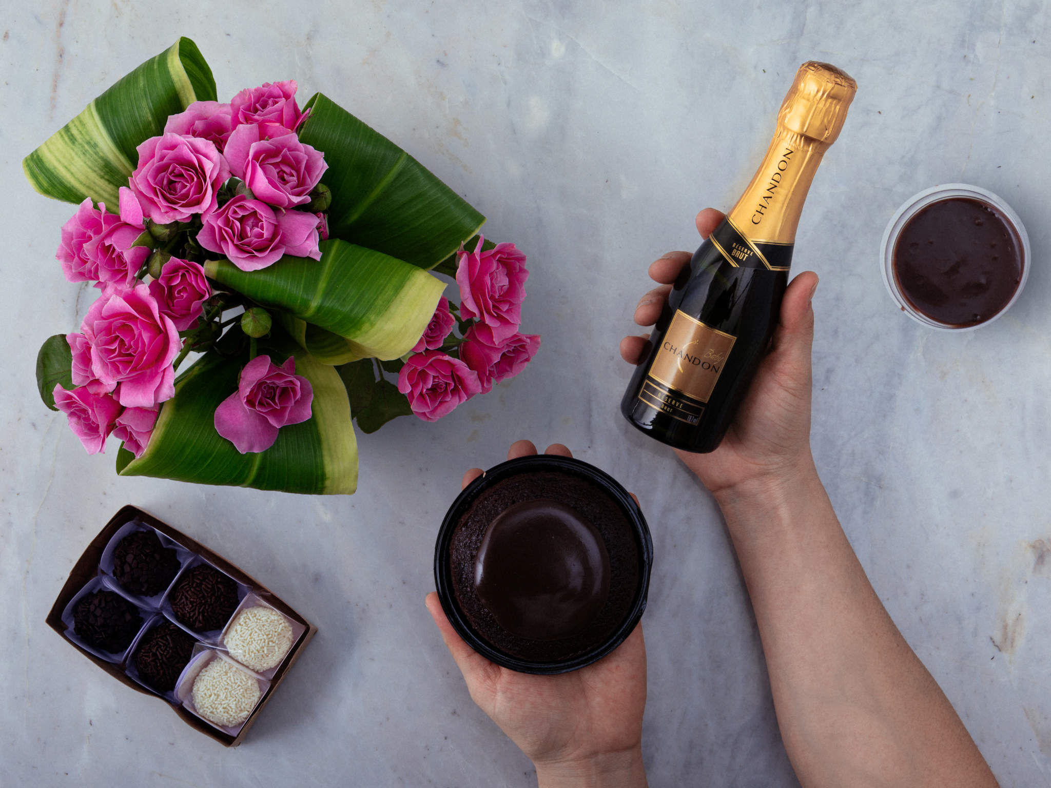 Cesta com Buquê de Rosas, Chandon, Brigadeiro e Bolo de Chocolate