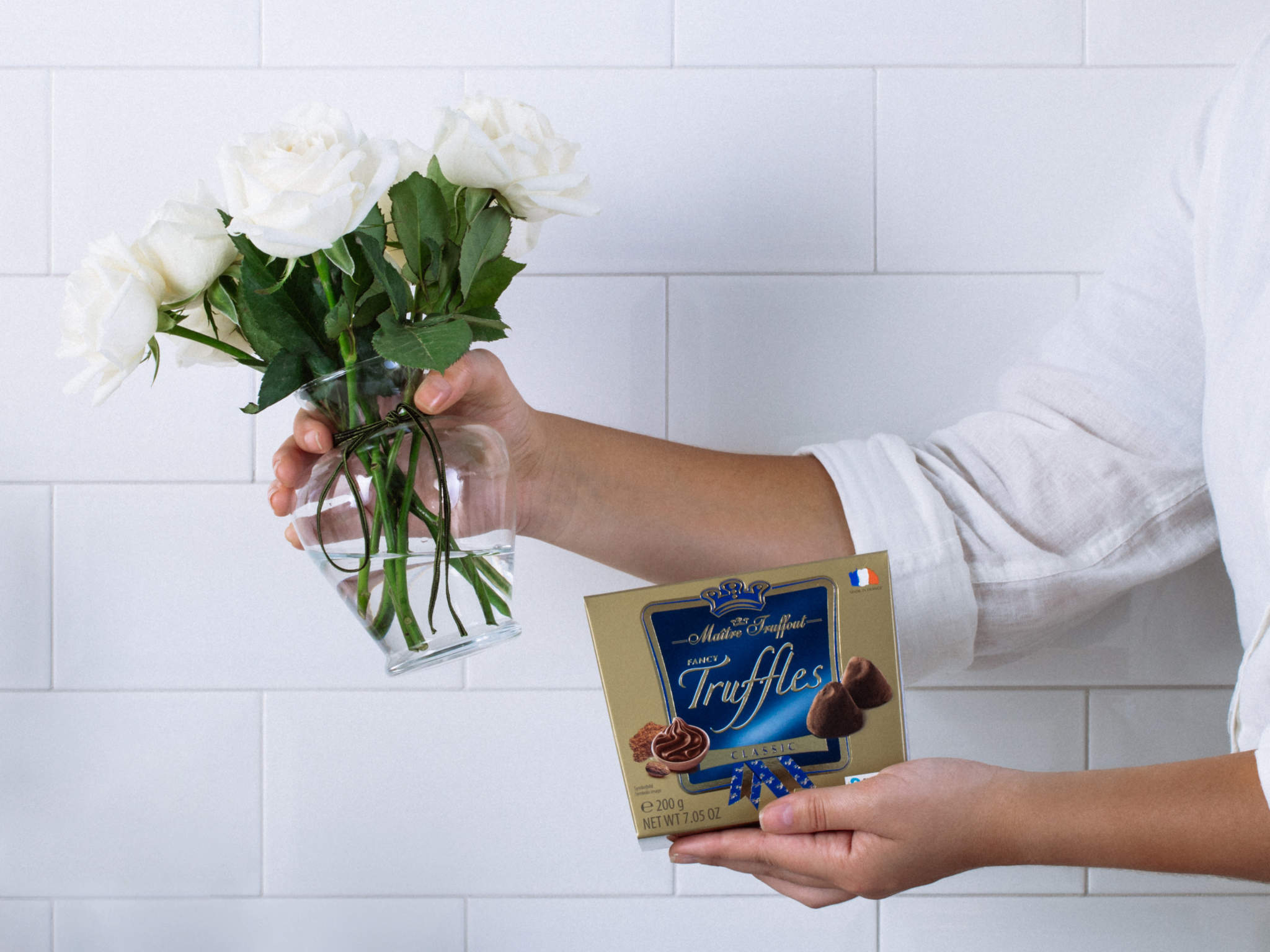 Arranjo de Rosas Brancas em Vaso com Trufas Francesas Jacquot