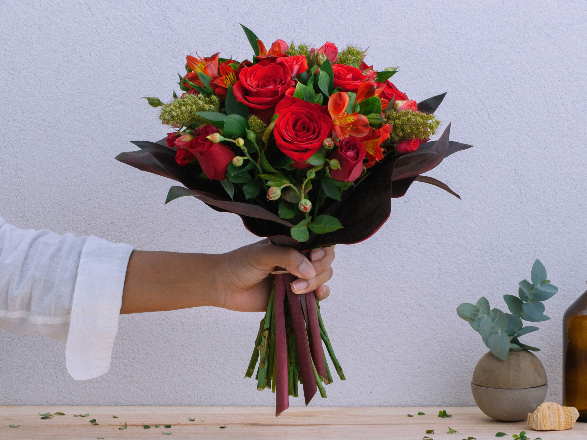 Buquê de Flores com Rosas Vermelhas e Alstromérias Para Entrega