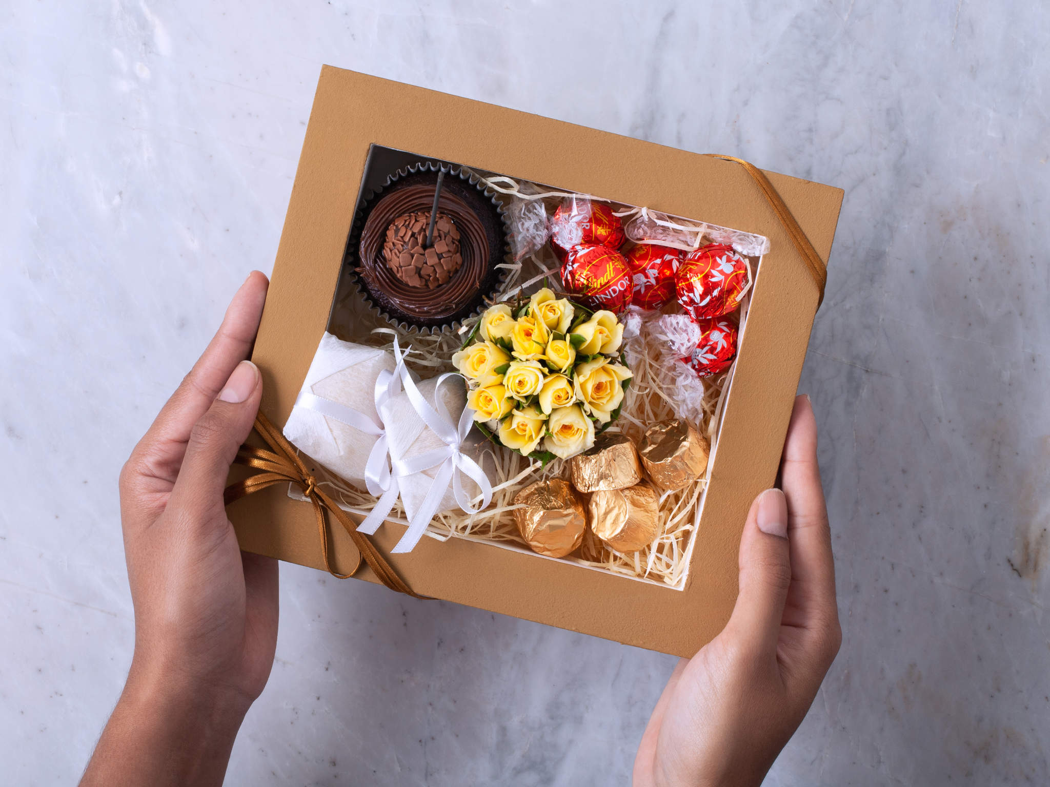 Apagar Velinha Cesta de Aniversário com Rosas, Chocolate Lindt e Guloseimas