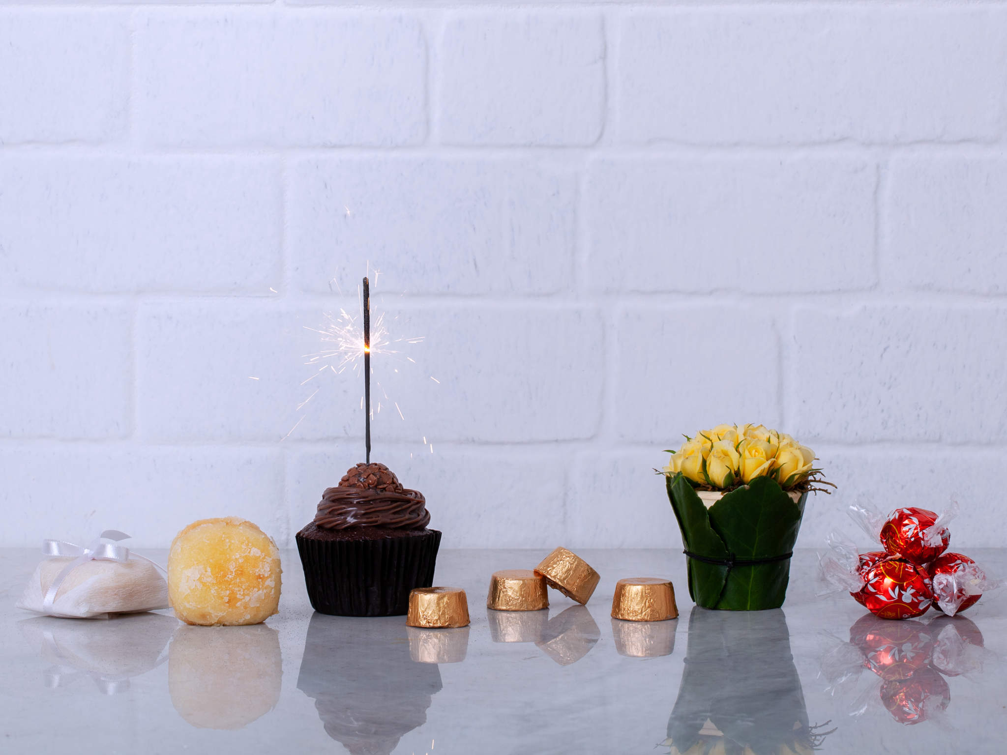 Apagar Velinha Cesta de Aniversário com Rosas, Chocolate Lindt e Guloseimas