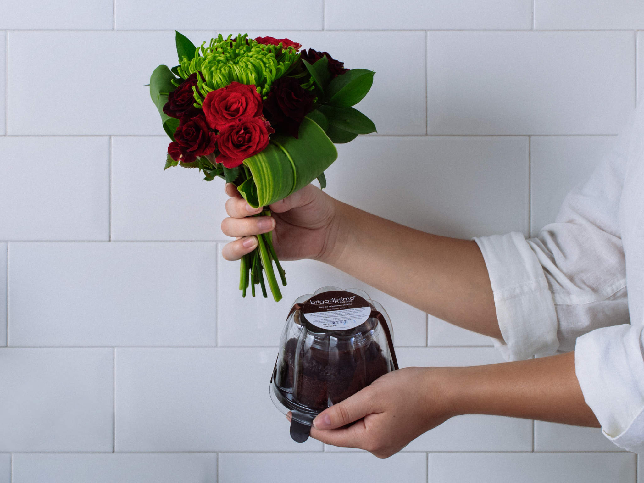 Buquê de Flores com Bolo de Chocolate Brigadíssimo