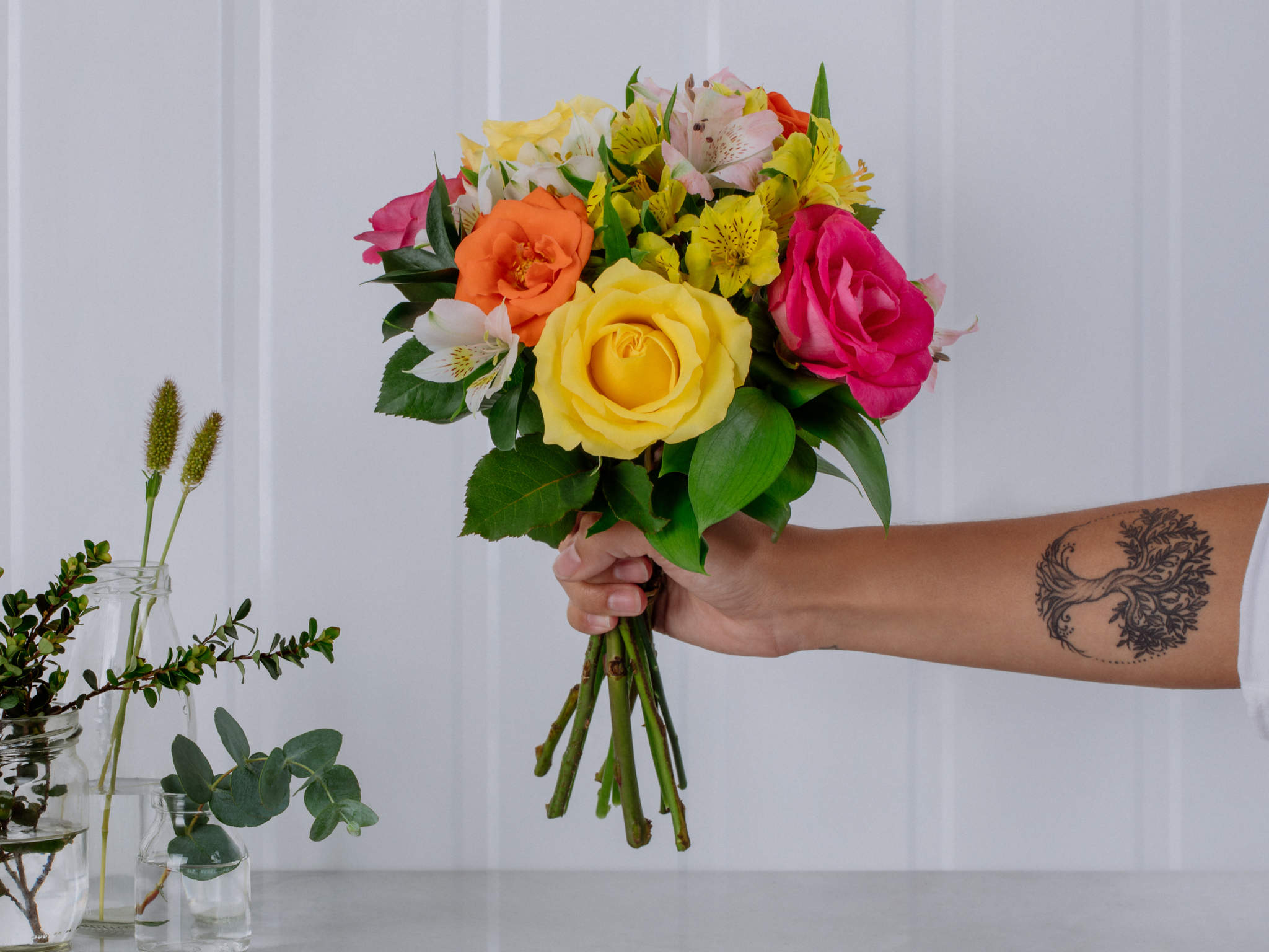 Buquê de Rosas e Alstroemérias Coloridas