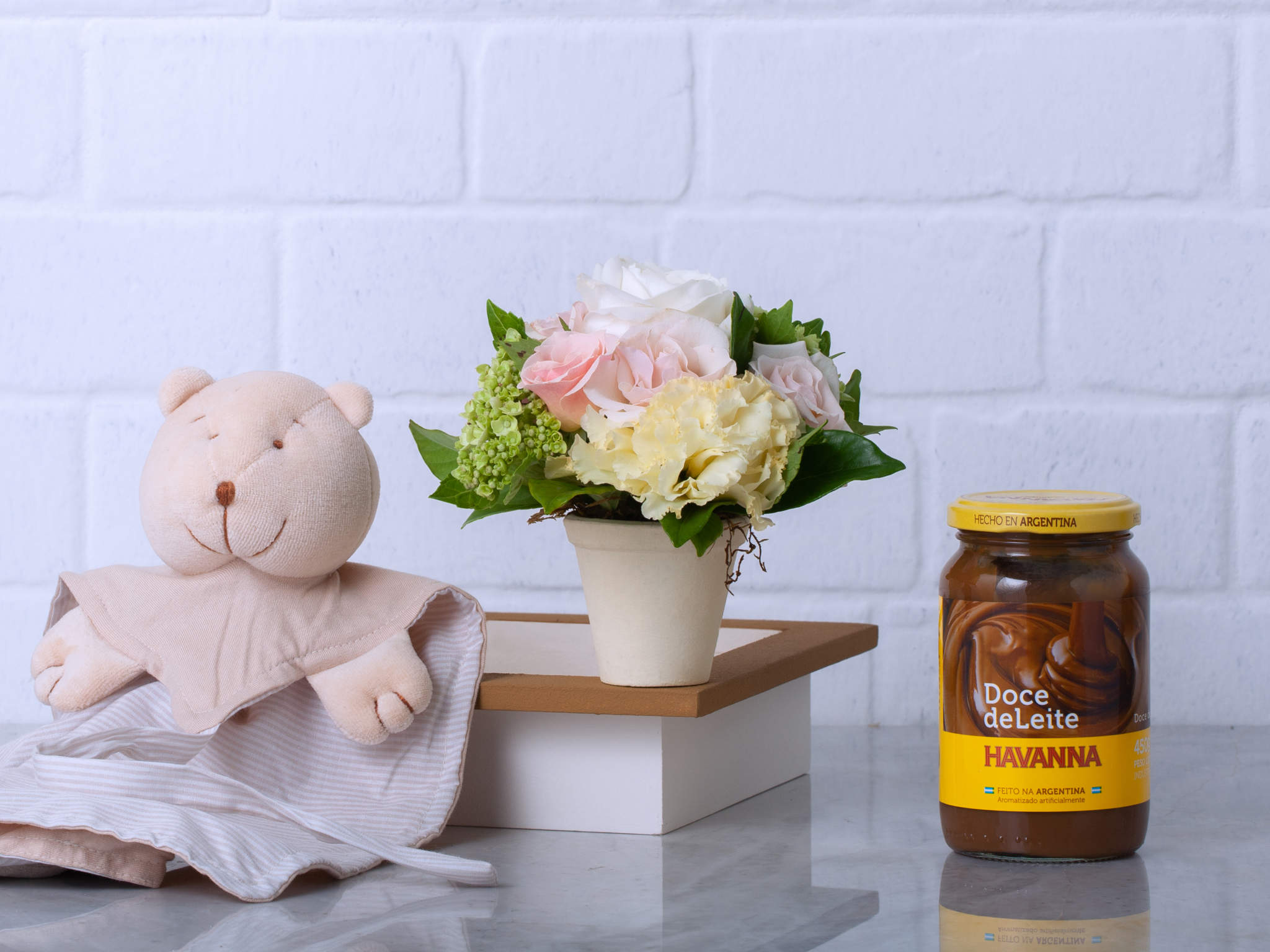 Dorme Neném Cesta de Presente com Vaso de Flores, Guloseima e Urso de Pelúcia