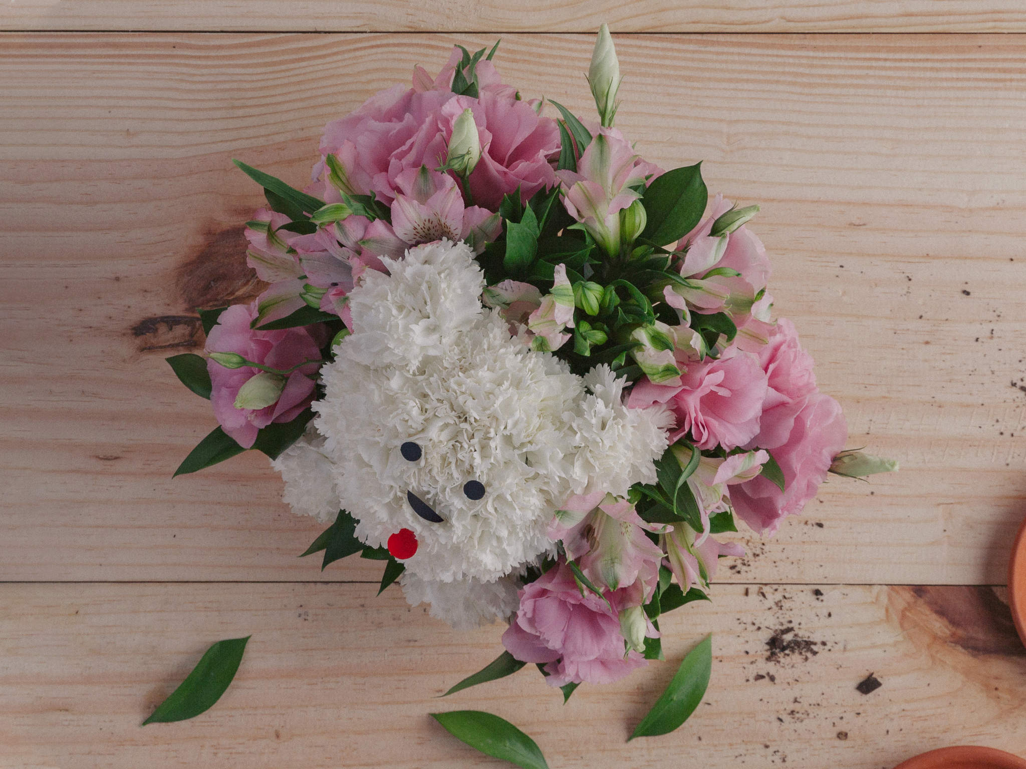 A Clássica – Simpaticães Arranjo de Rosas, Cravos e Lisianthus em Cesta de Palha