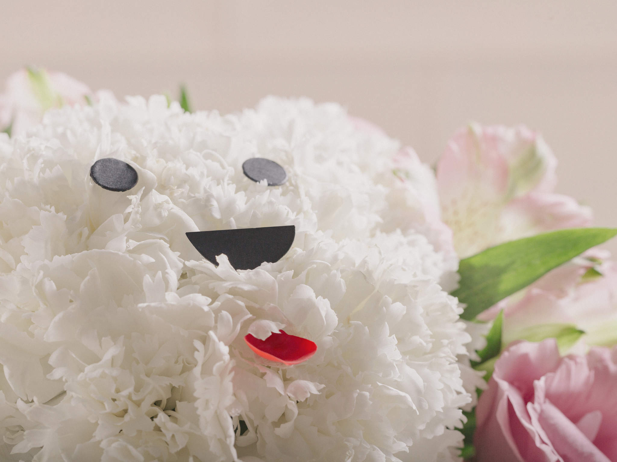 A Clássica – Simpaticães Arranjo de Rosas, Cravos e Lisianthus em Cesta de Palha