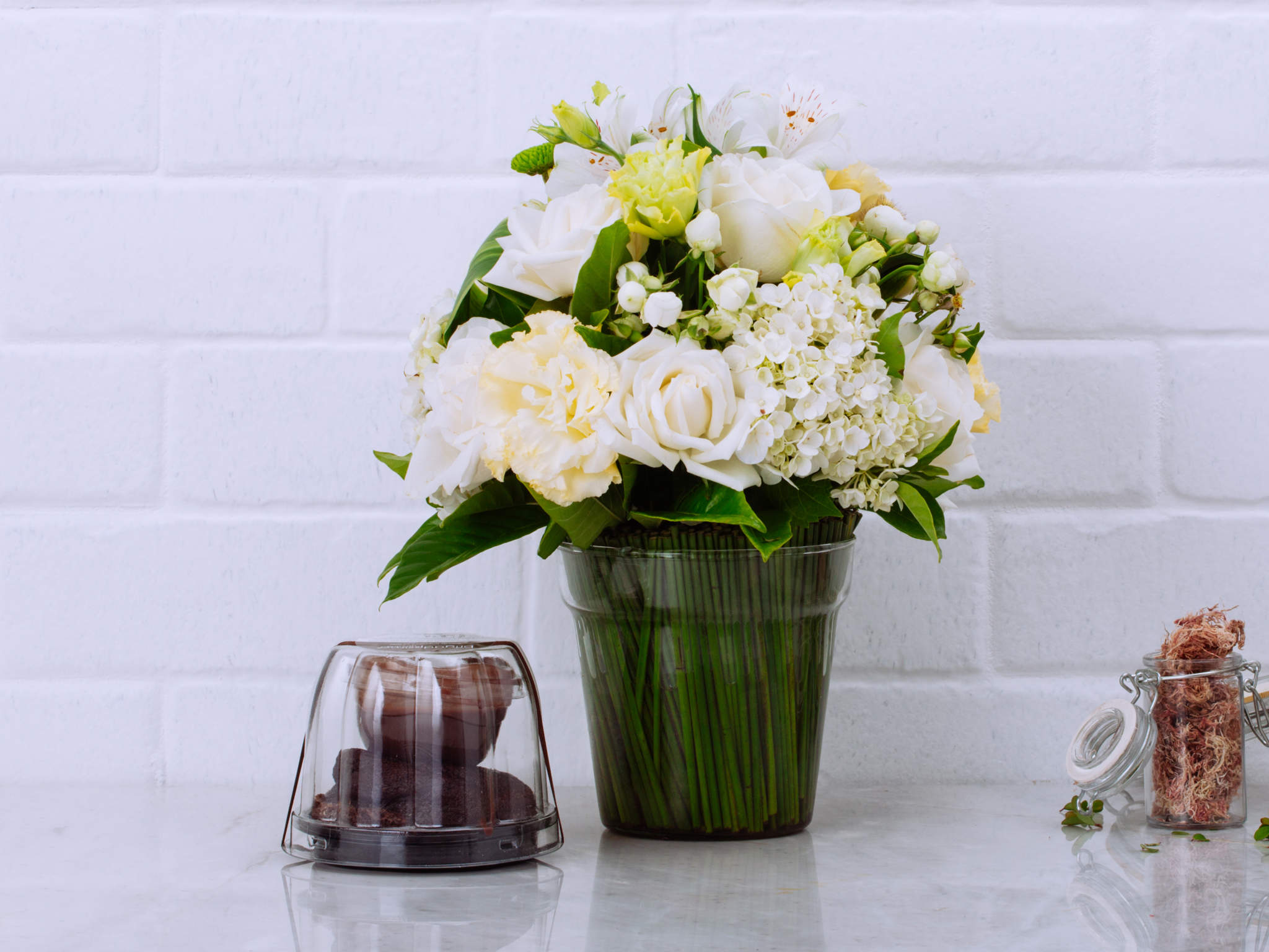 Arranjo de Flores Mistas em Vaso com Bolo de Chocolate