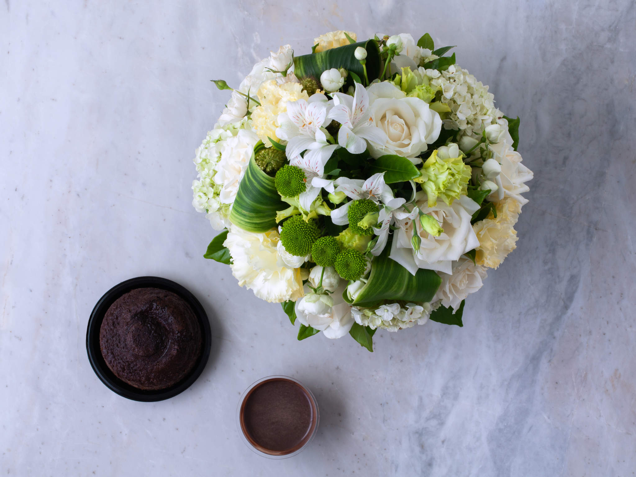 Parabéns com Bolo Arranjo de Flores Mistas em Vaso com Bolo Parabéns Para Entrega