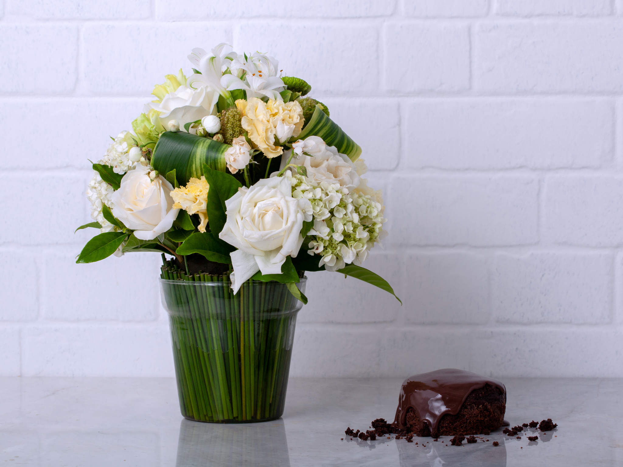 Parabéns com Bolo Arranjo de Flores Mistas em Vaso com Bolo Parabéns Para Entrega